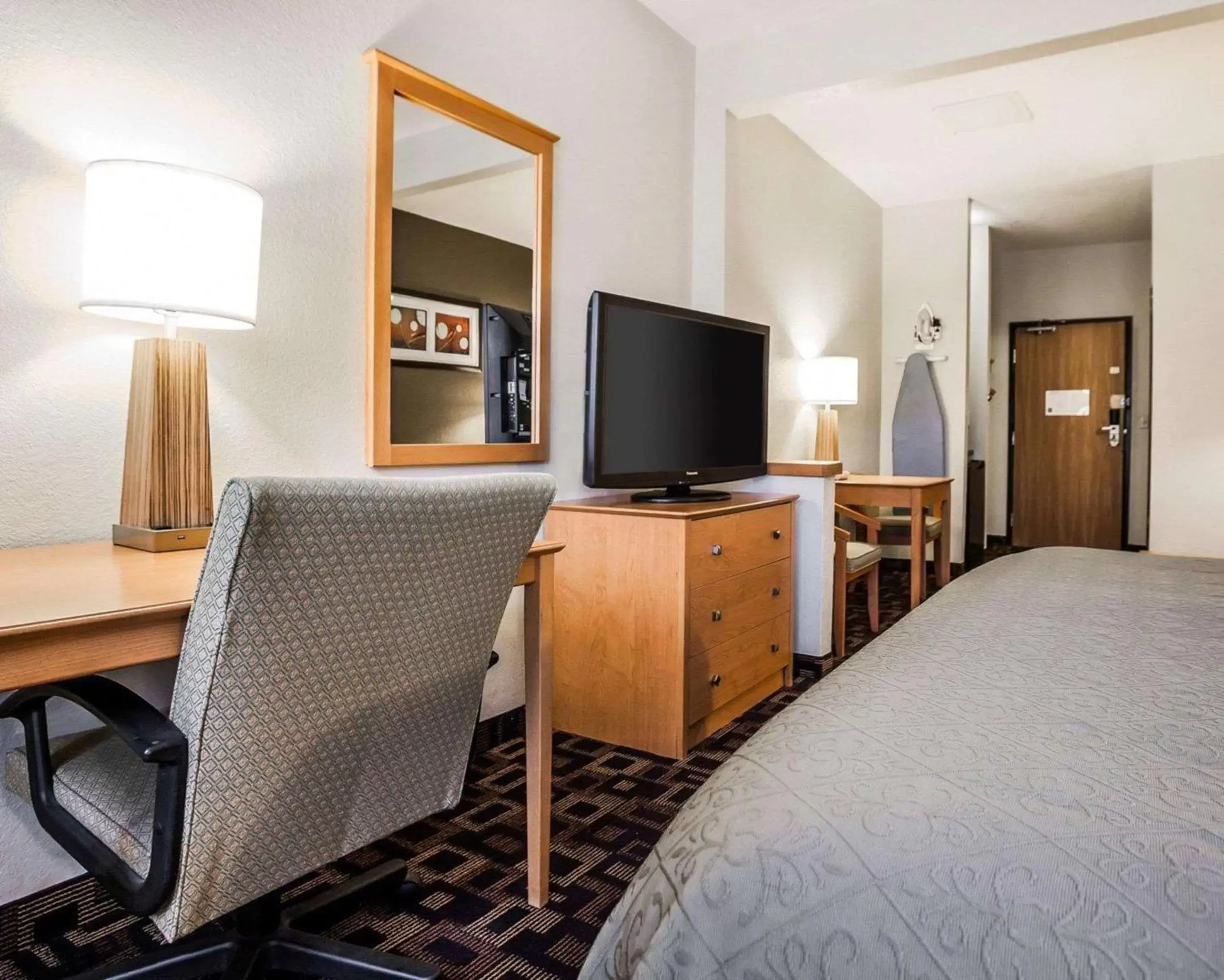 Photo of the whole room, TV/Entertainment Center in Quality Inn & Suites Des Moines Airport