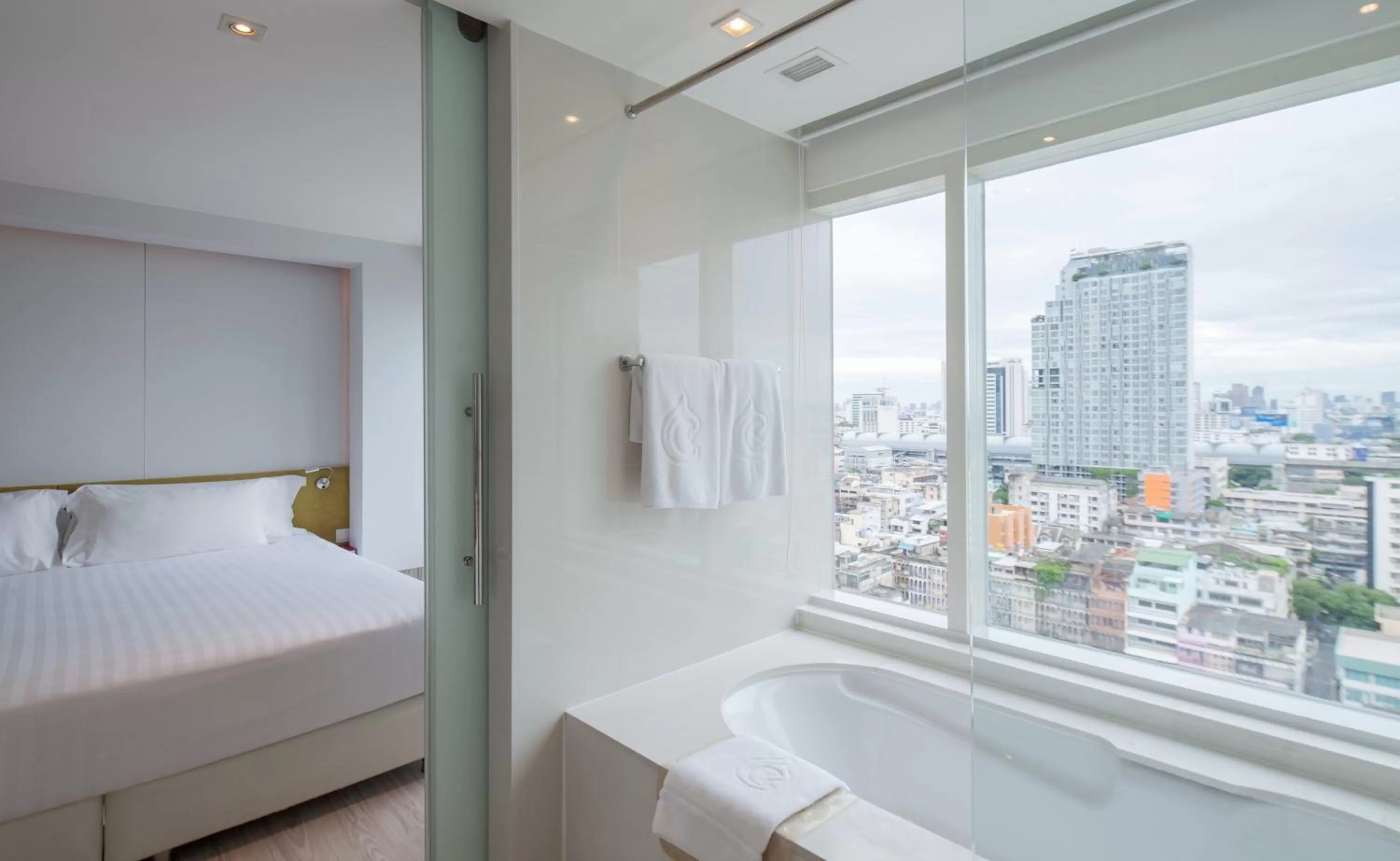 Bathroom, Bed in Centara Watergate Pavilion Hotel Bangkok