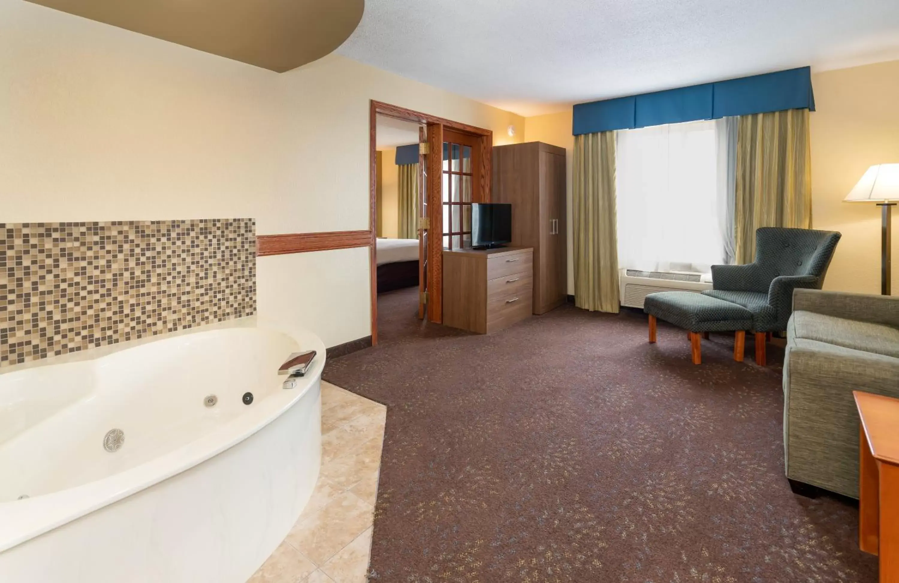 Photo of the whole room in Holiday Inn Express St. Paul South - Inver Grove Heights, an IHG Hotel