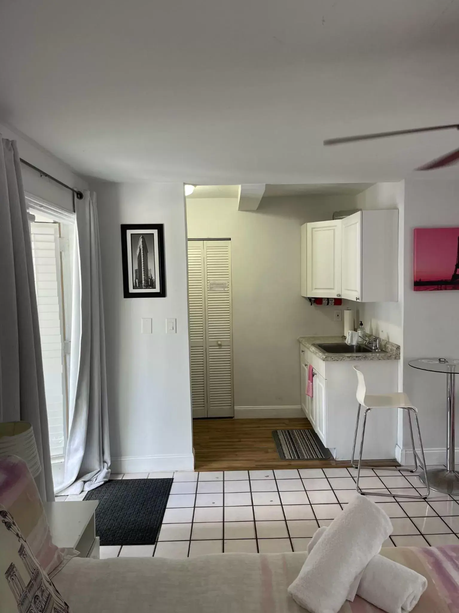 Kitchen or kitchenette, Bathroom in Little Paris by the ocean self check in