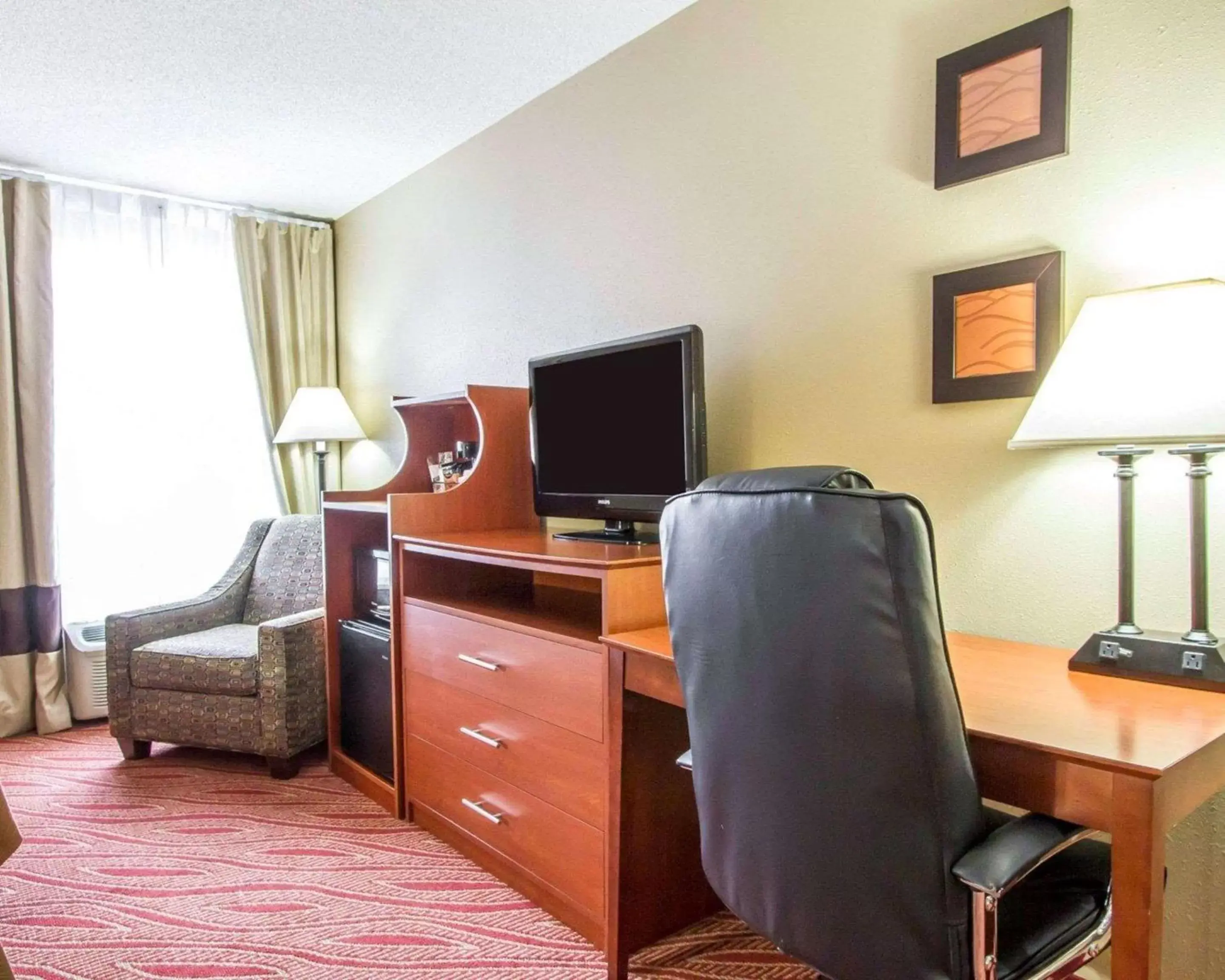 Photo of the whole room, TV/Entertainment Center in Comfort Inn Poplar Bluff North