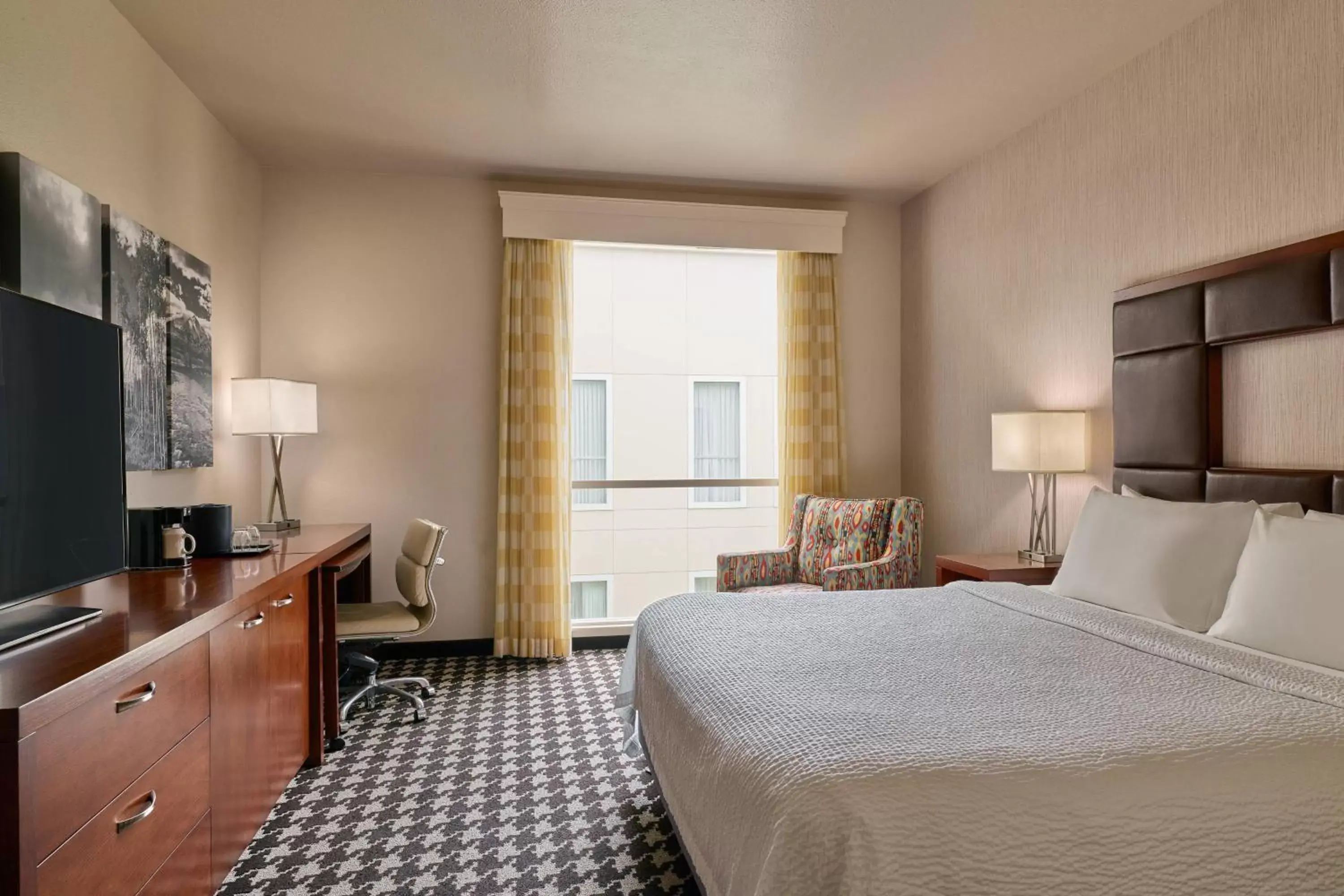 Photo of the whole room, Bed in Courtyard by Marriott Denver Downtown