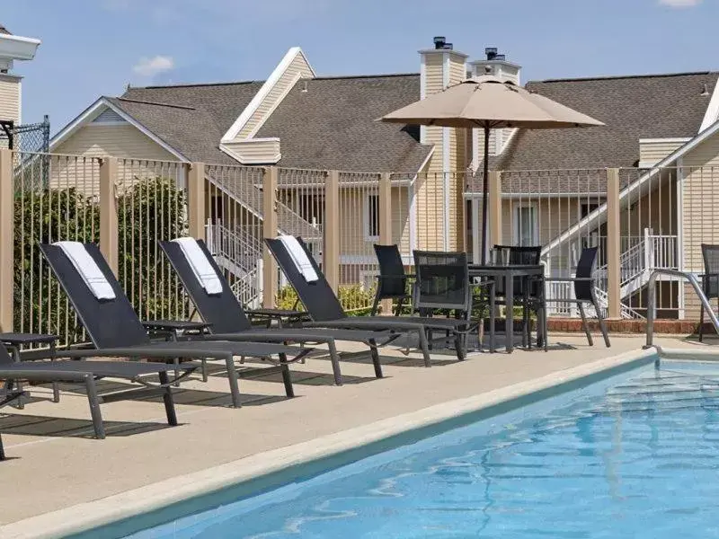 Swimming Pool in Sonesta ES Suites Omaha
