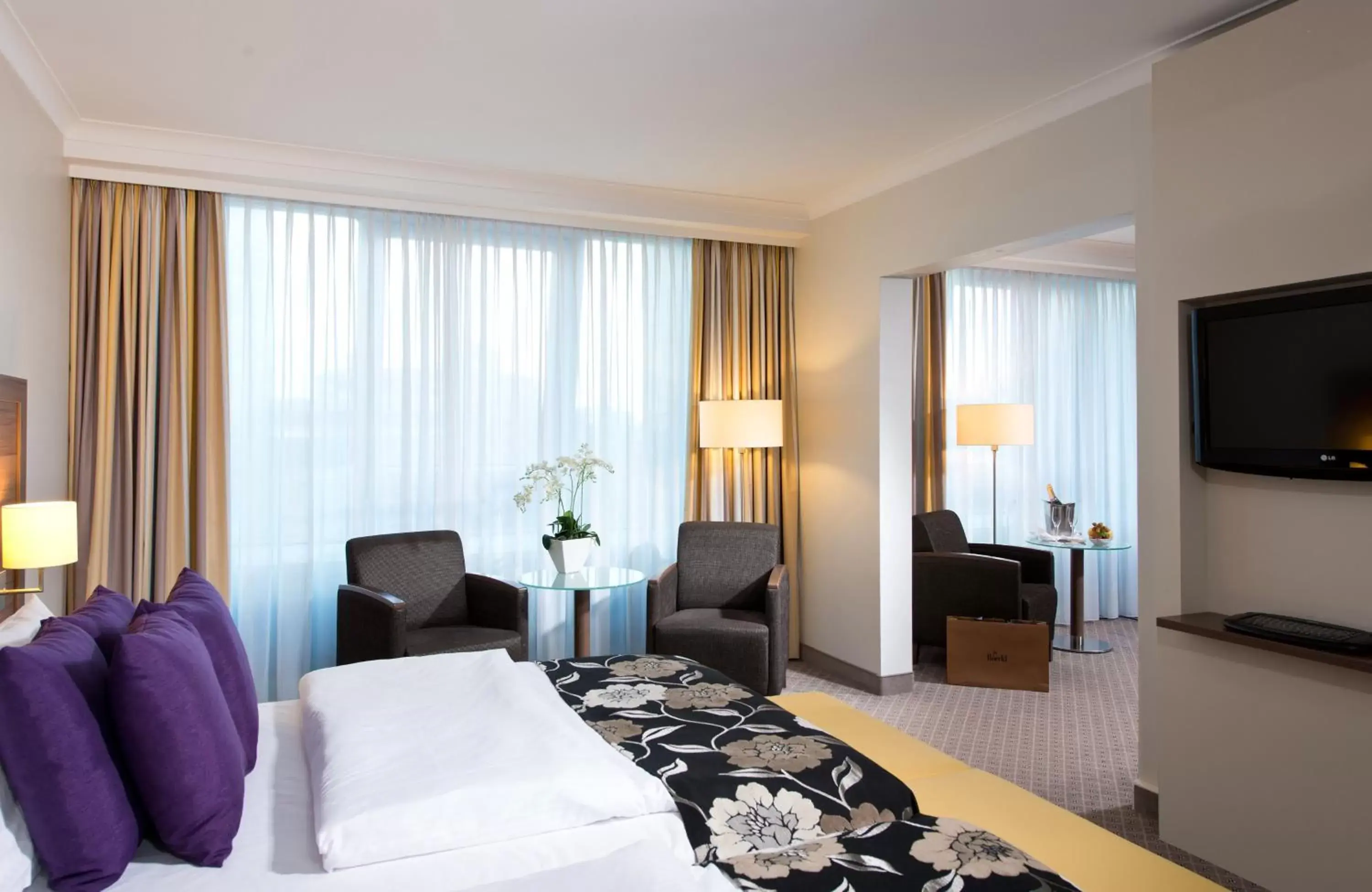 Photo of the whole room, Bed in Leonardo Royal Hotel Düsseldorf Königsallee