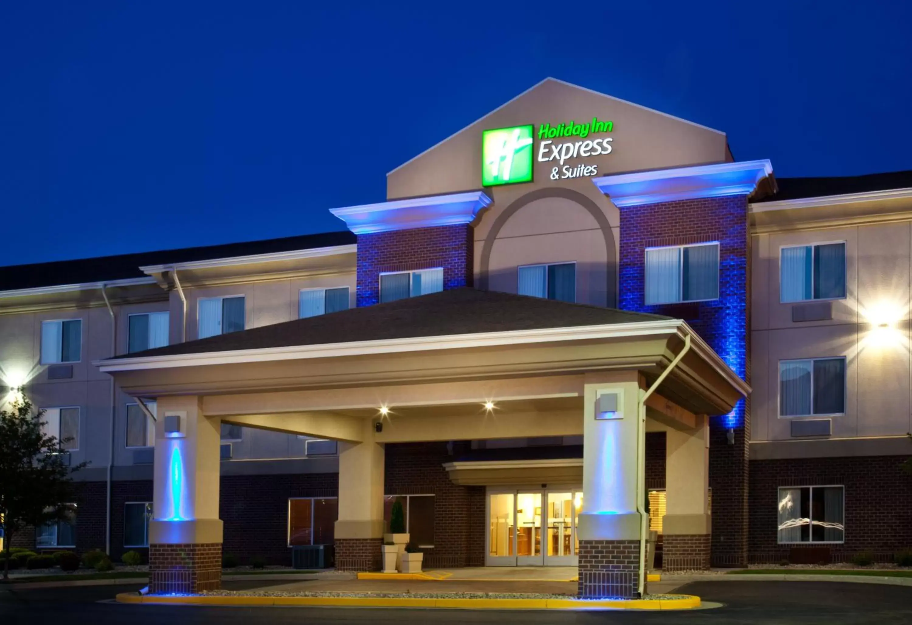 Property Building in Holiday Inn Express Hotel & Suites Brookings, an IHG Hotel