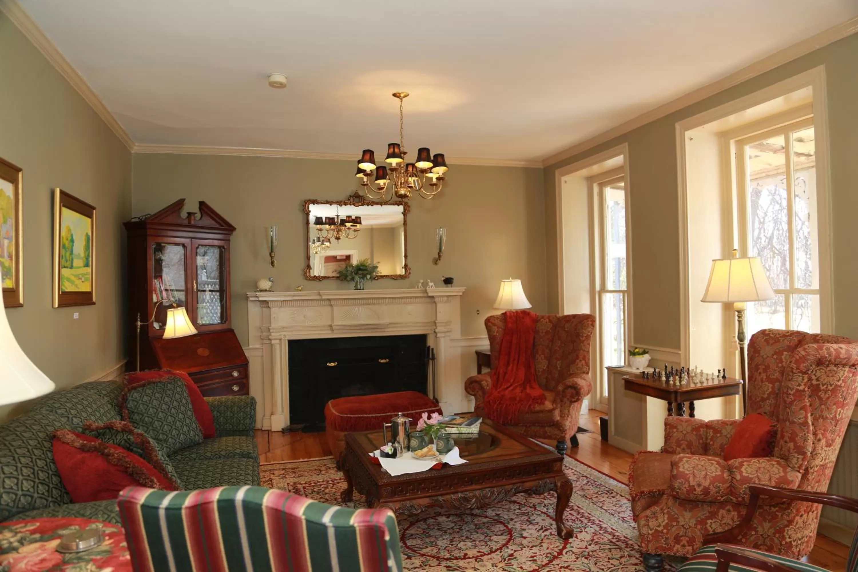 Communal lounge/ TV room in Woolverton Inn