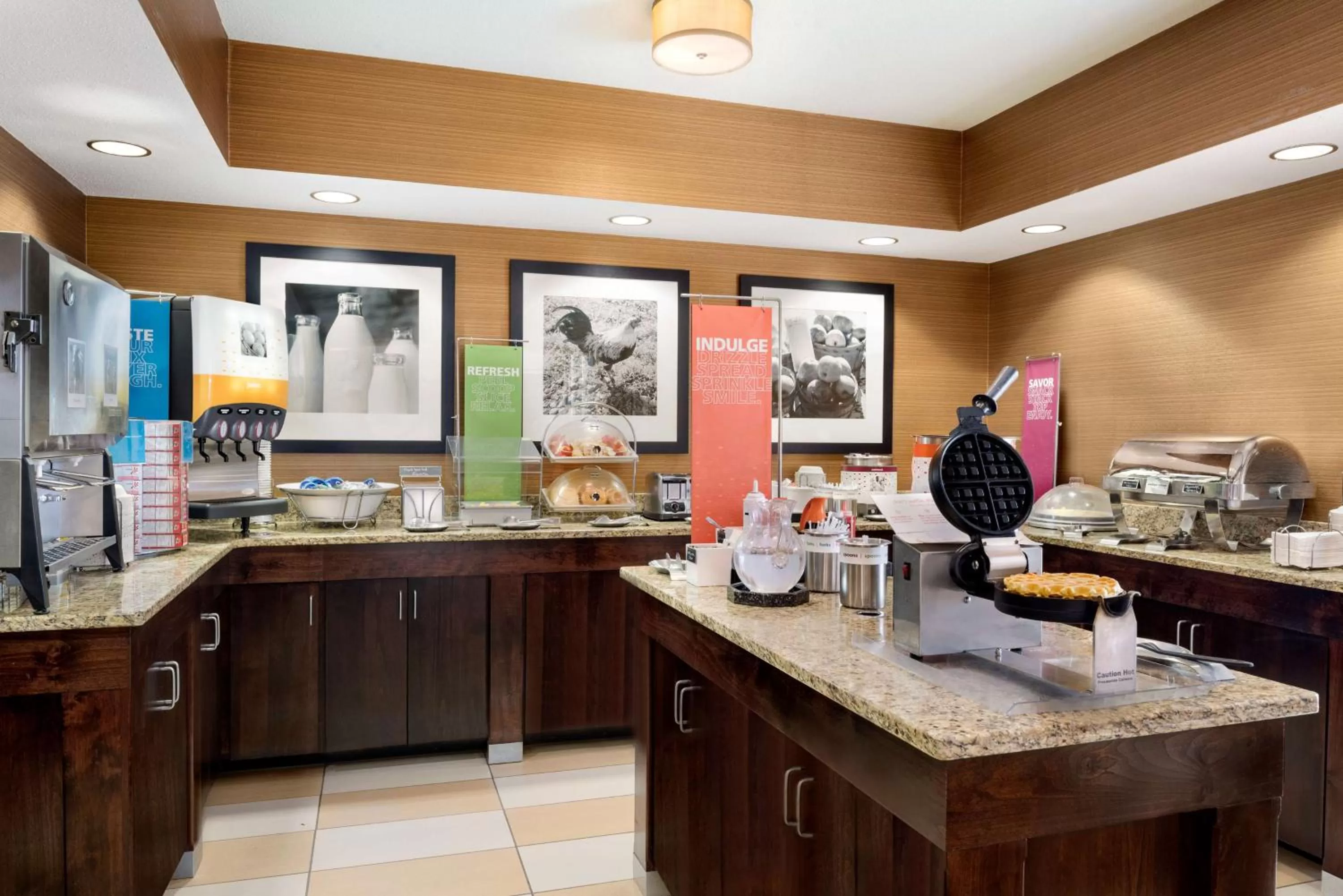 Dining area in Hampton Inn Lawrence