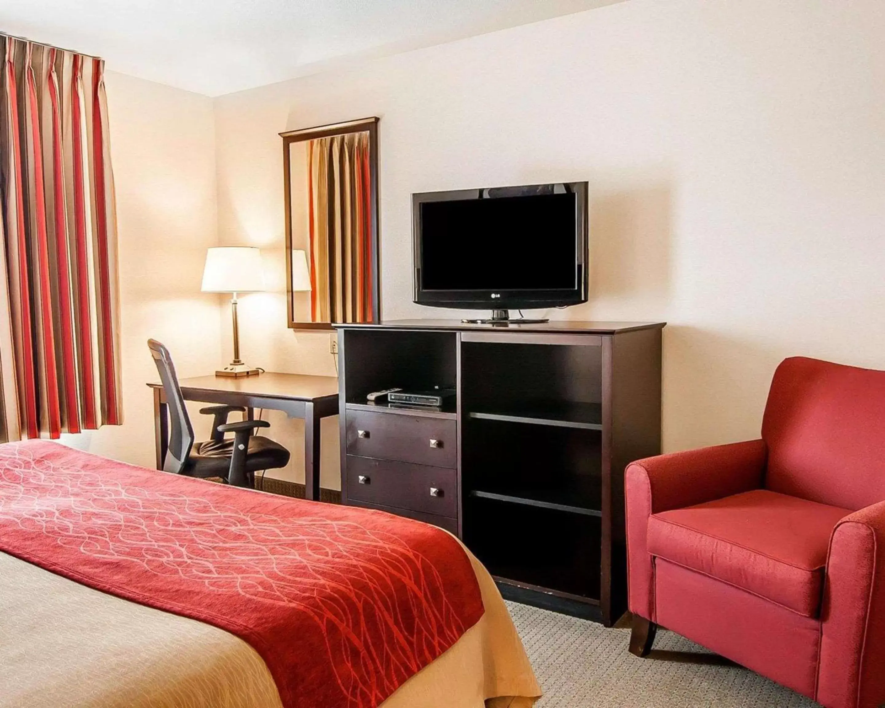 Photo of the whole room, TV/Entertainment Center in Comfort Inn & Suites Creswell