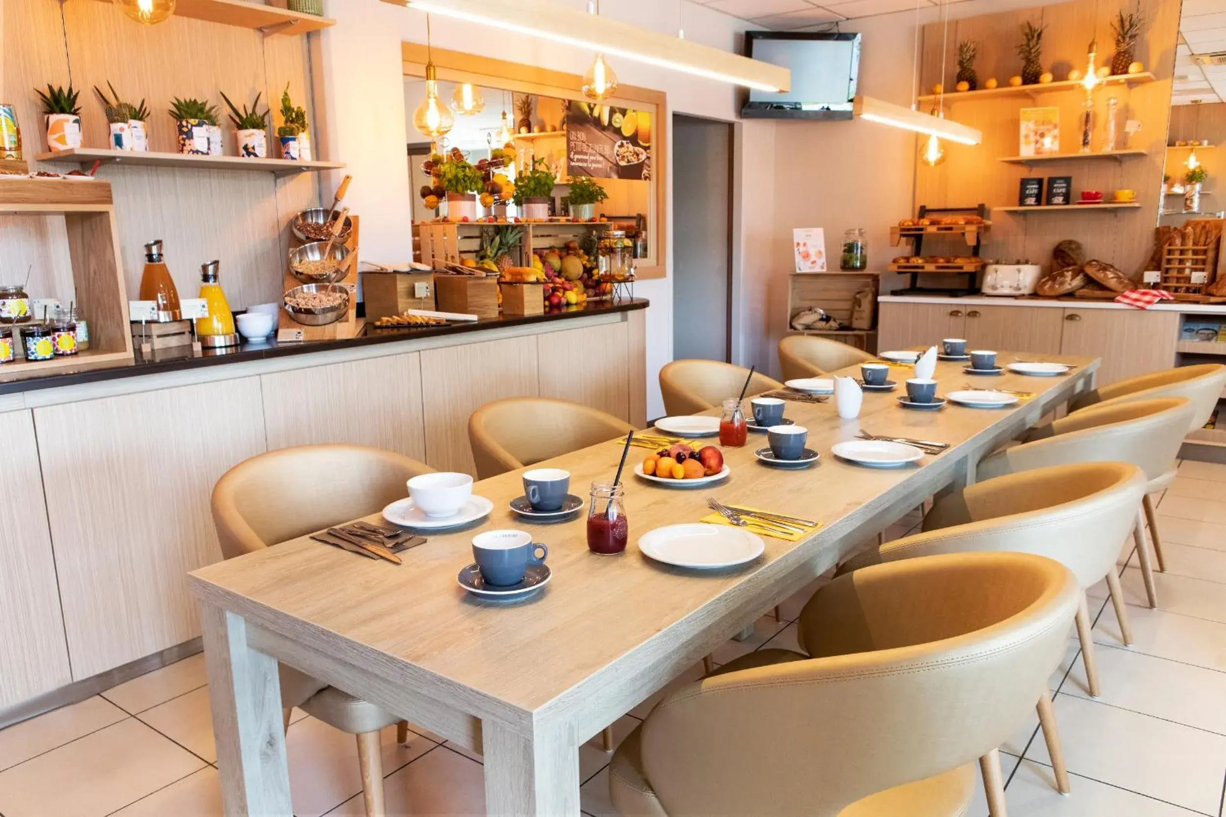 Buffet breakfast, Restaurant/Places to Eat in Residhome Toulouse Occitania