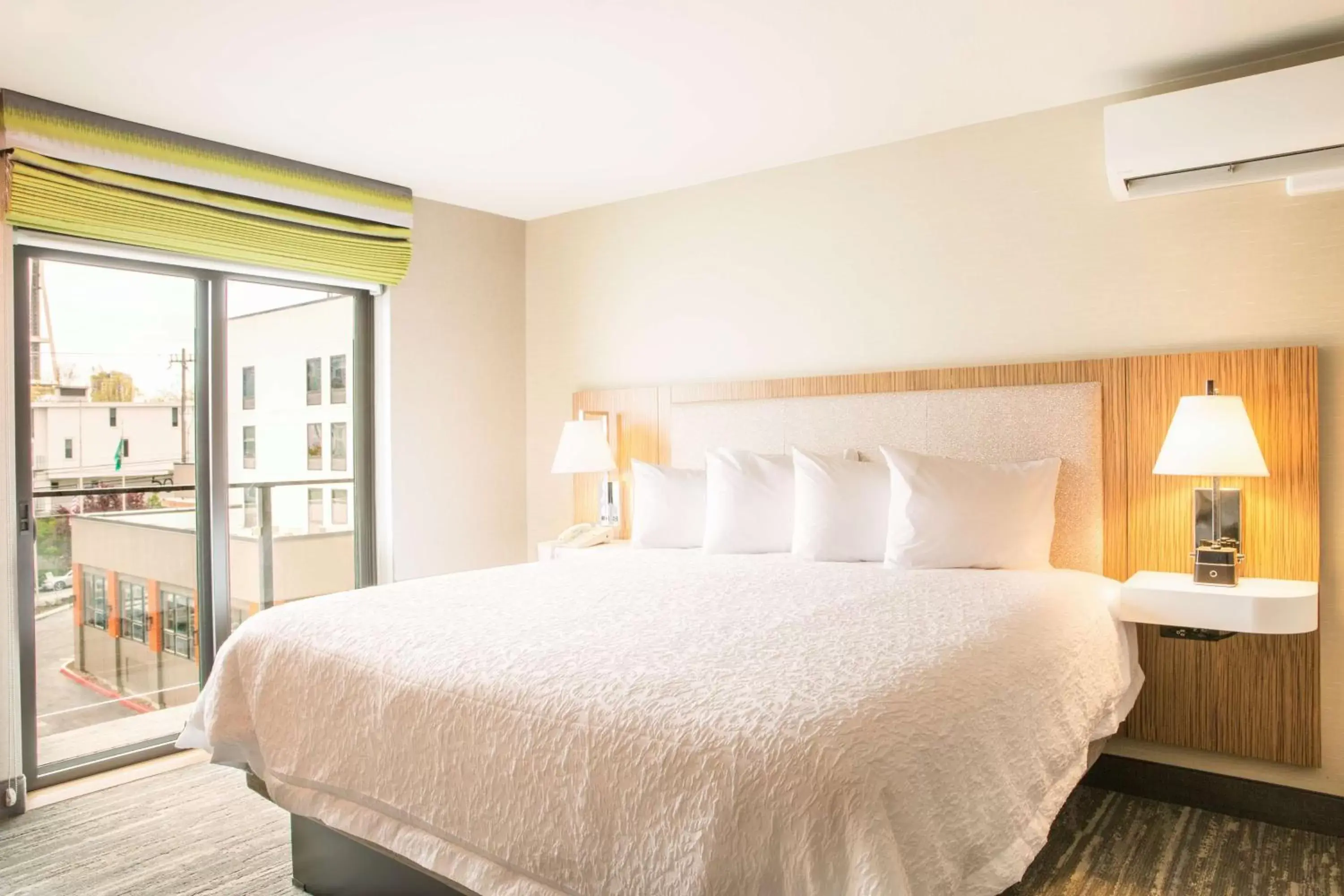 Bed in Hampton Inn & Suites Seattle-Downtown Bed in Hampton Inn & Suites Seattle-Downtown