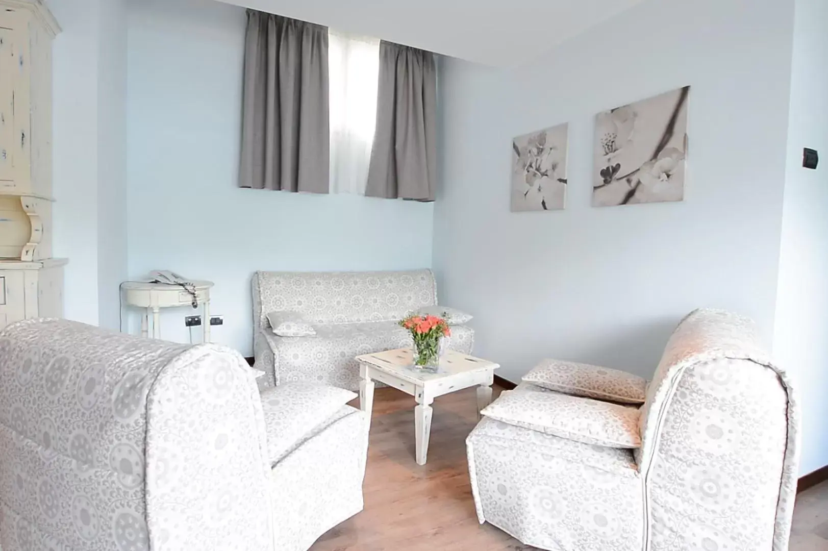 Bed, Seating Area in Hotel Risi