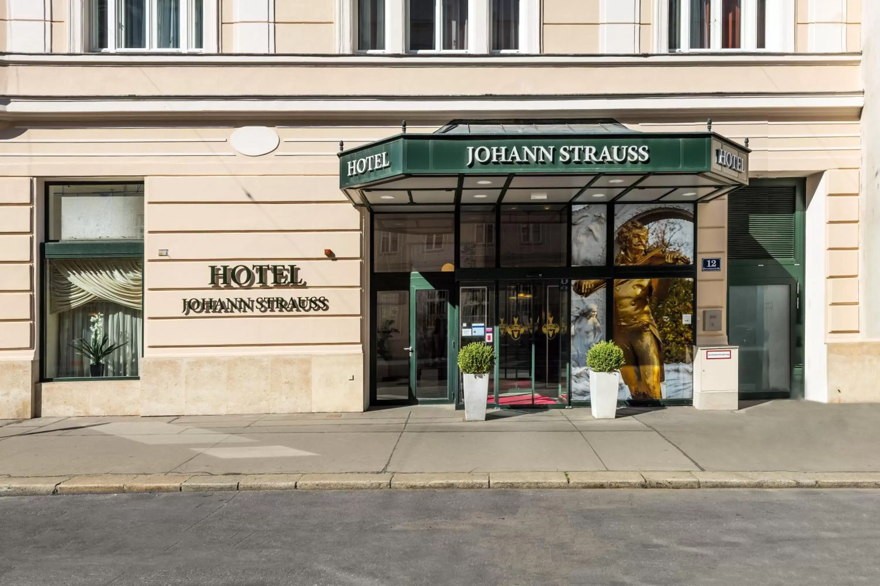 Facade/entrance in Hotel Johann Strauss