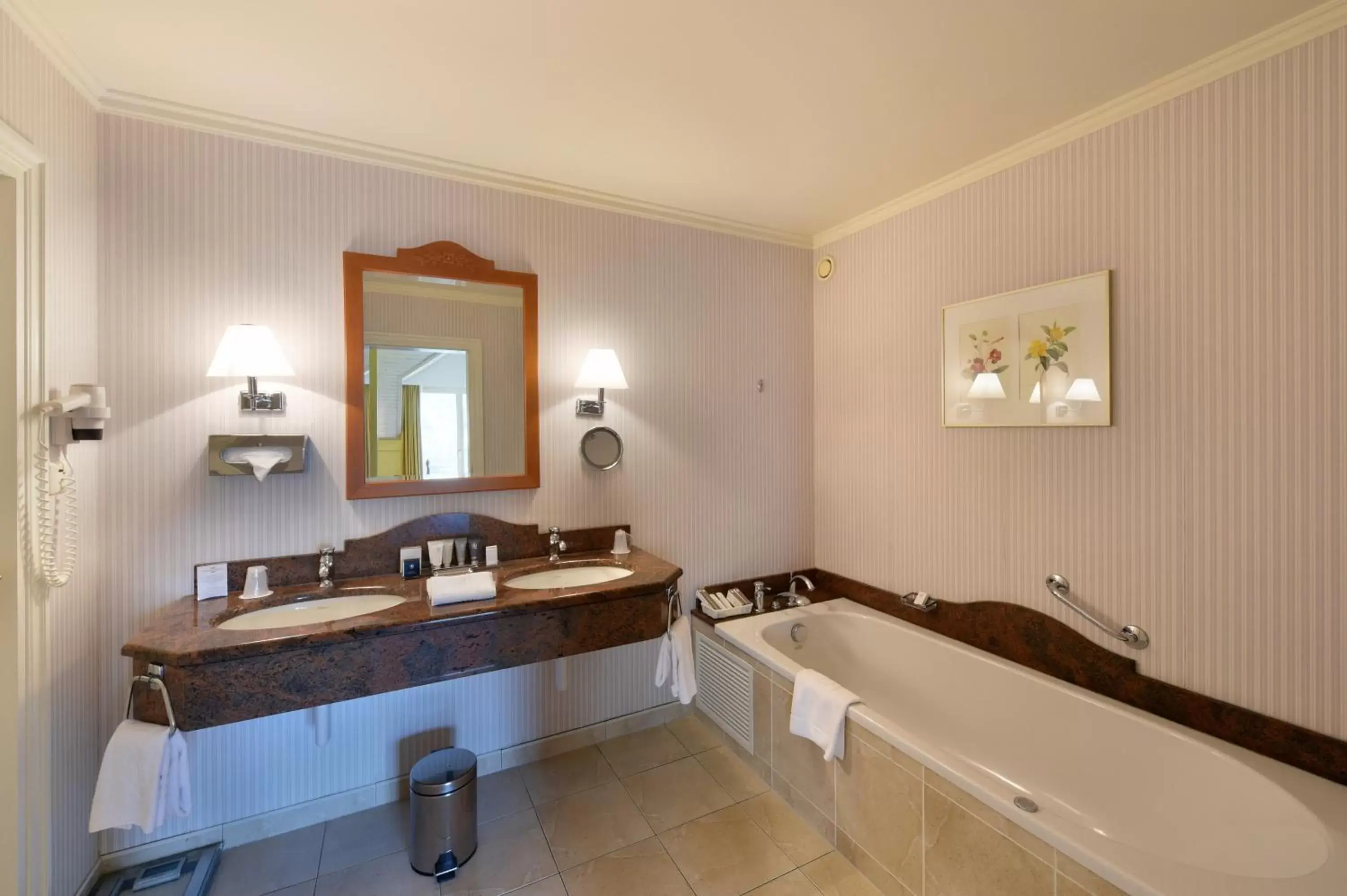 Bathroom in Hotel La Barcarolle