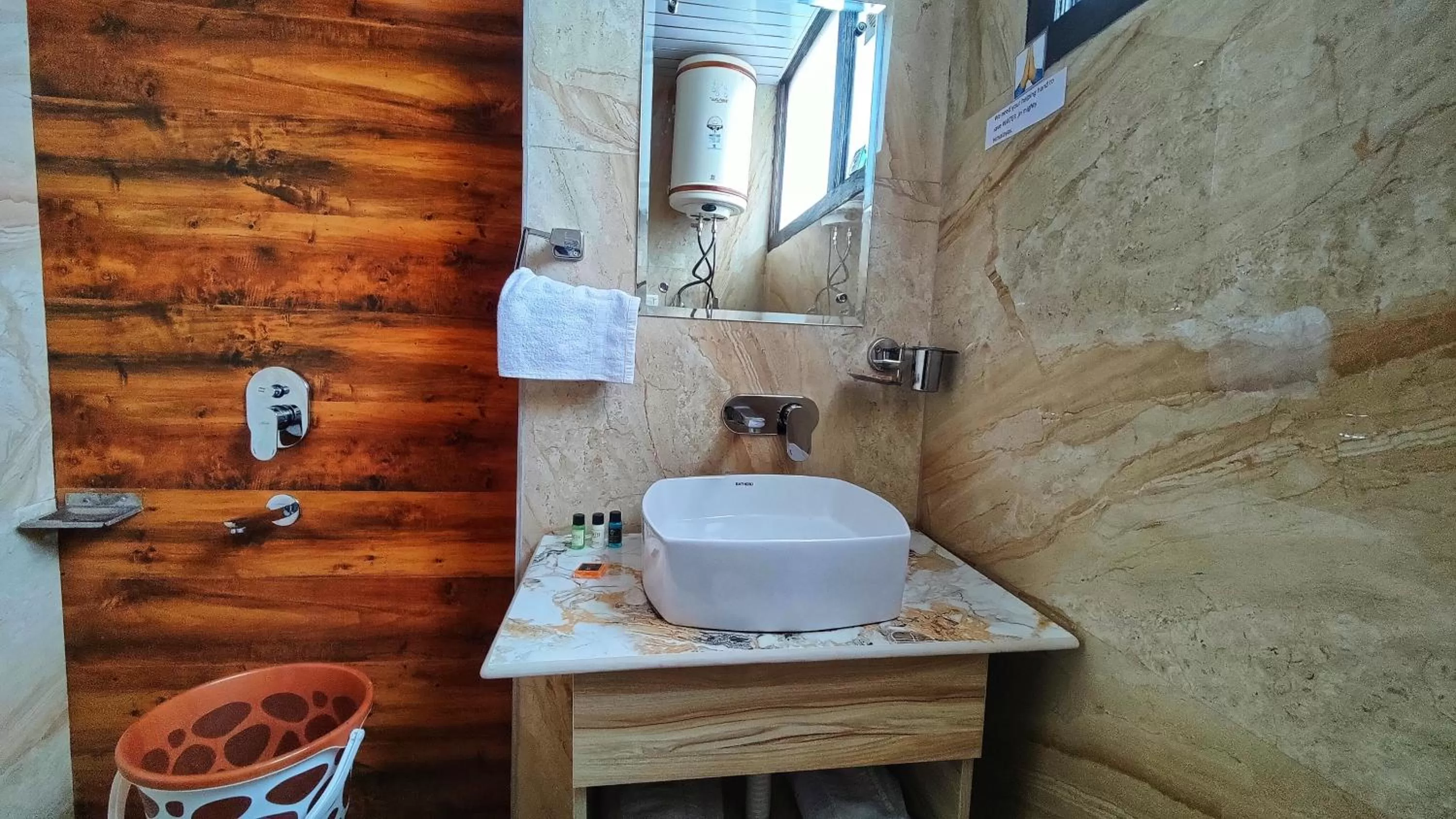 Bathroom in Auckland Hotel and Restaurant Near Mall Road