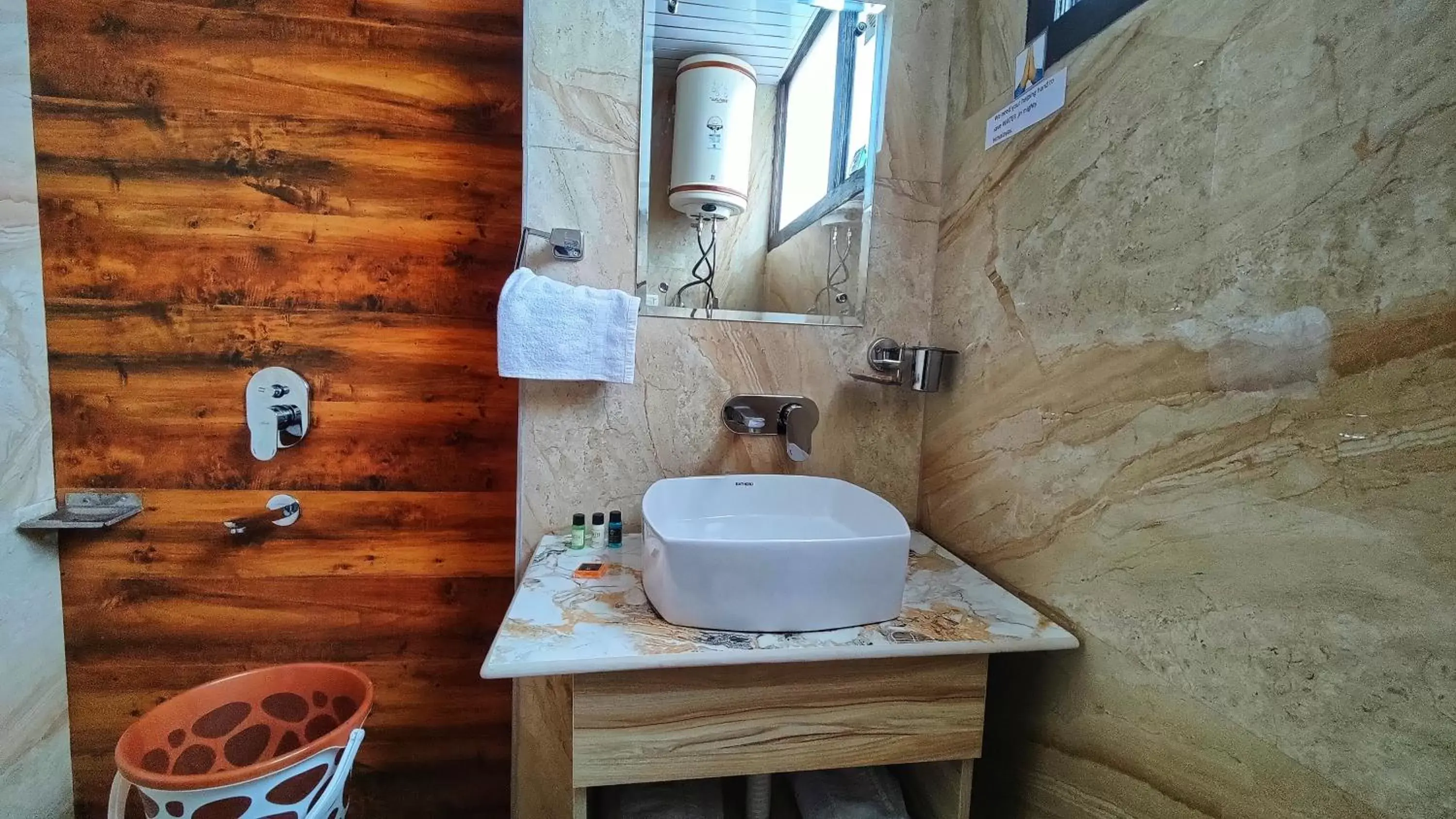 Bathroom in Auckland Hotel and Restaurant Near Mall Road Bathroom in Auckland Hotel and Restaurant Near Mall Road