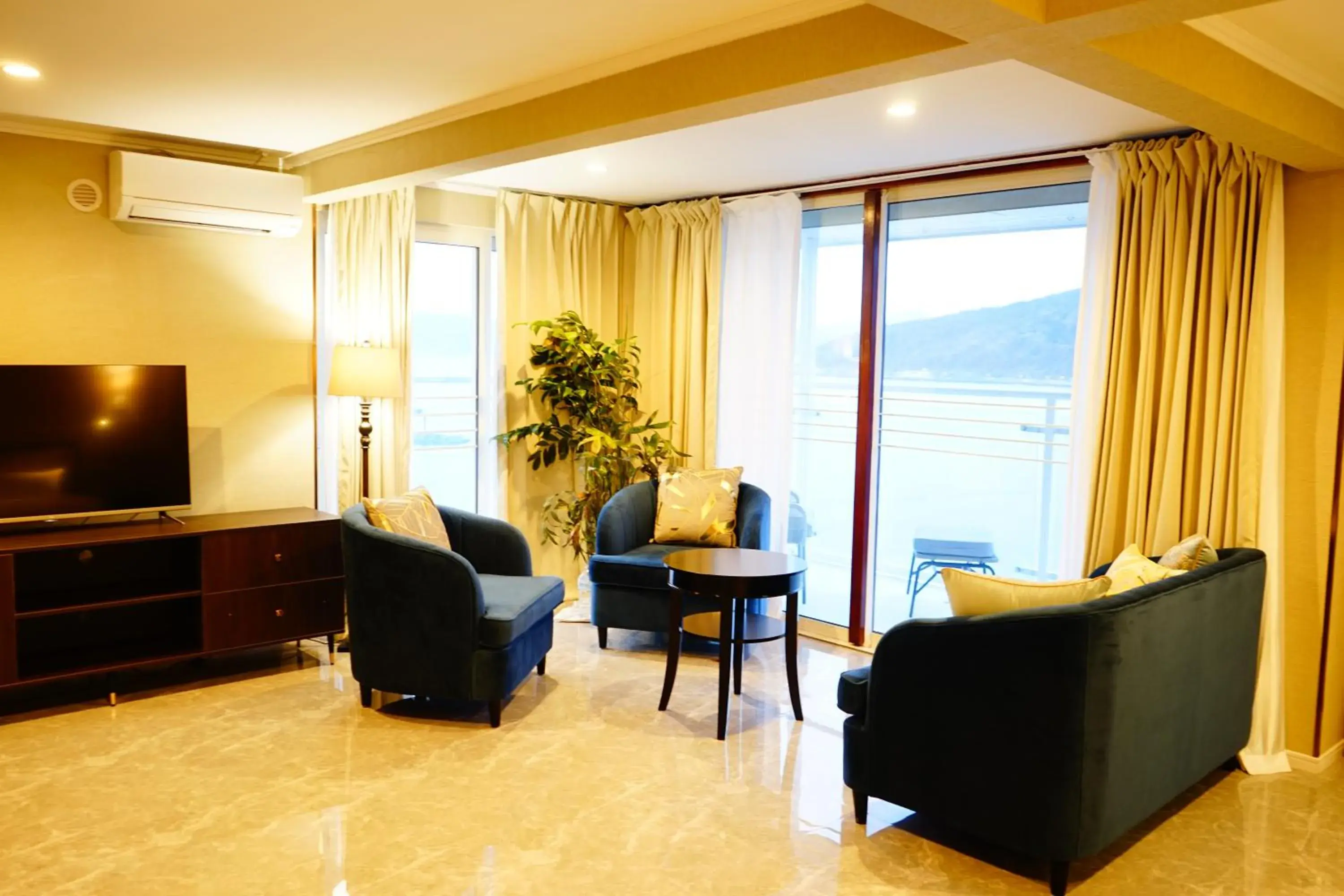 TV and multimedia in HOTEL HIMALAYA SEA