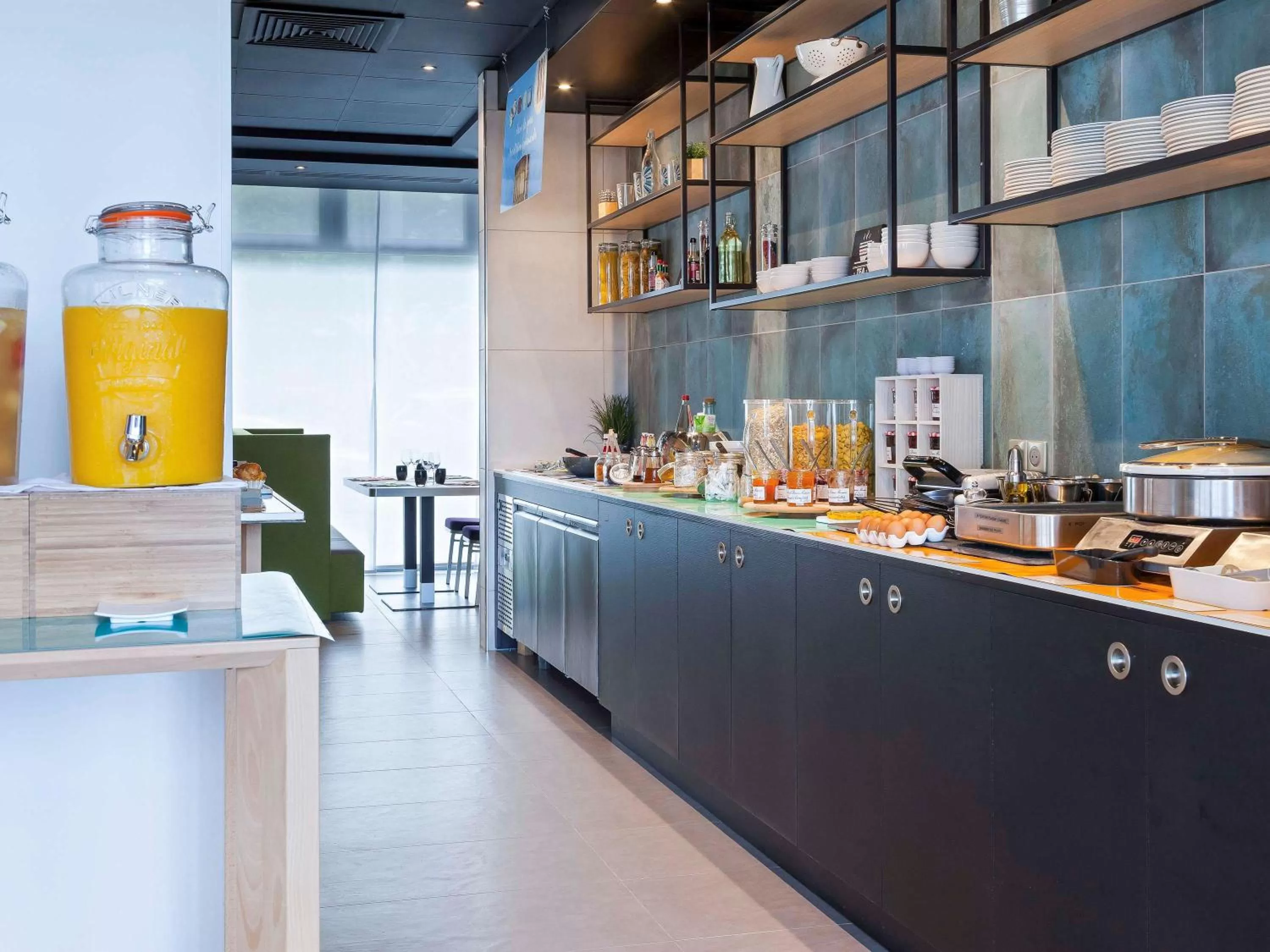 Restaurant/places to eat in Novotel Tours Centre Gare