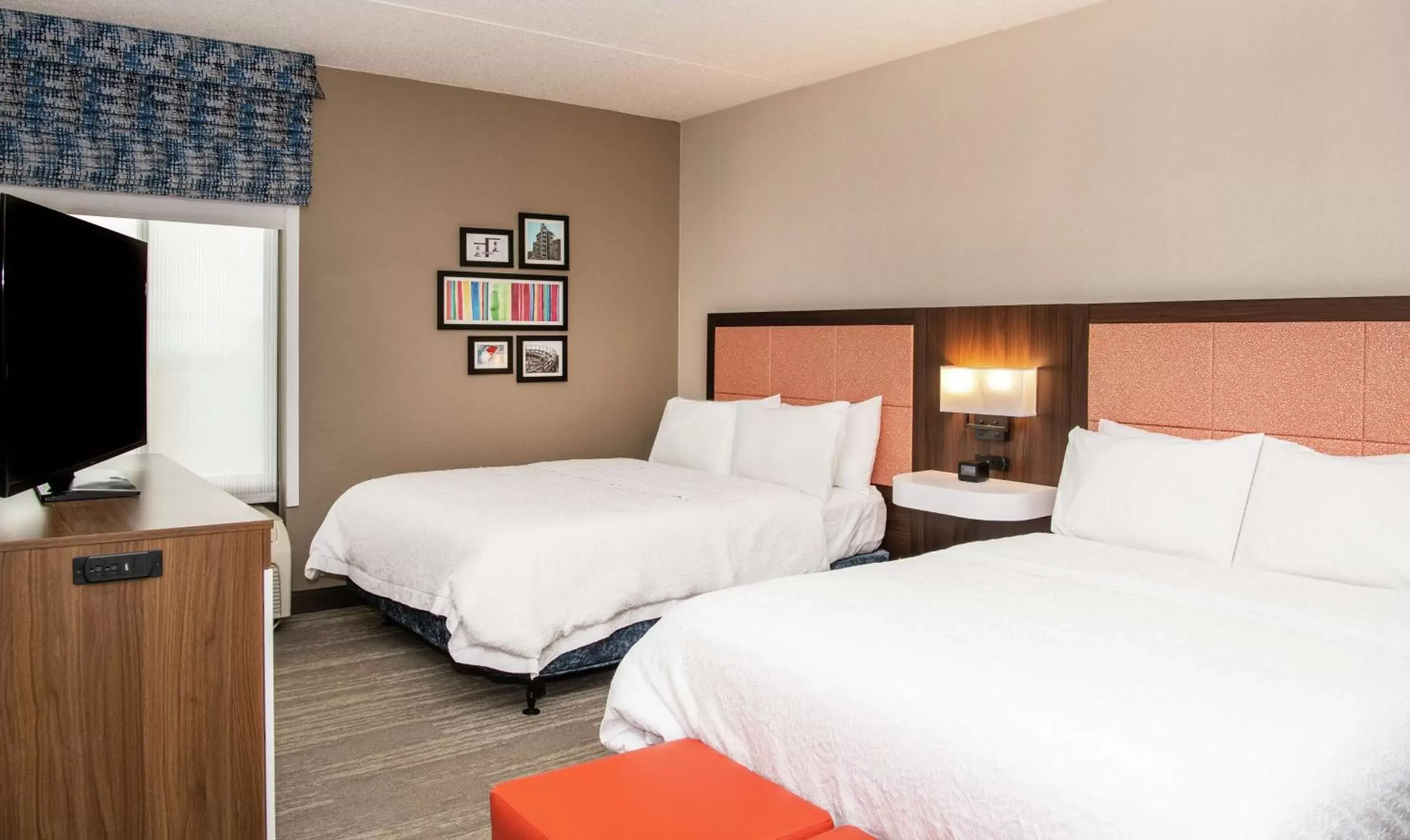 Bedroom, Bed in Hampton Inn Erie-South