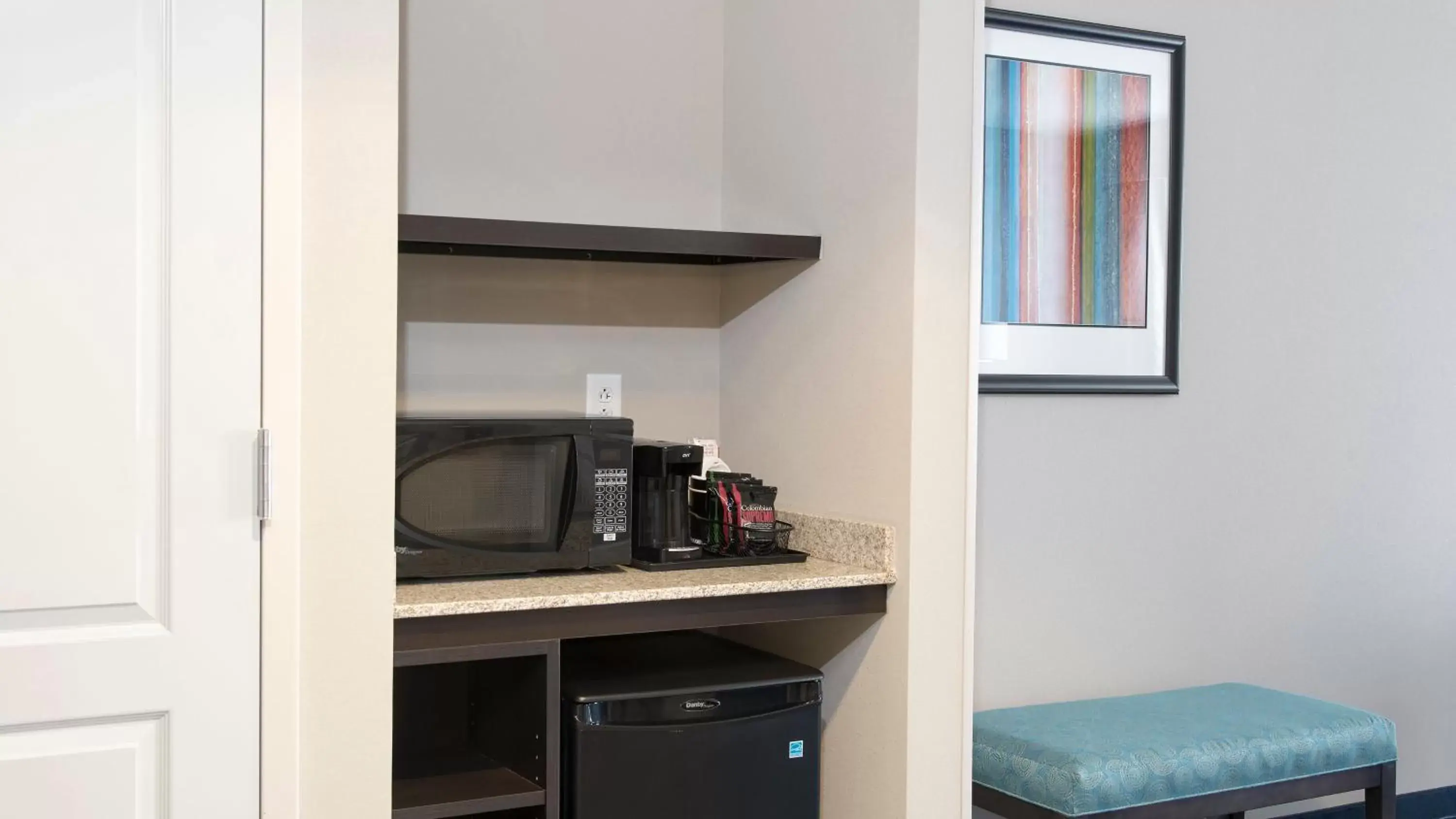 Photo of the whole room, Kitchen/Kitchenette in Holiday Inn Indianapolis Airport, an IHG Hotel