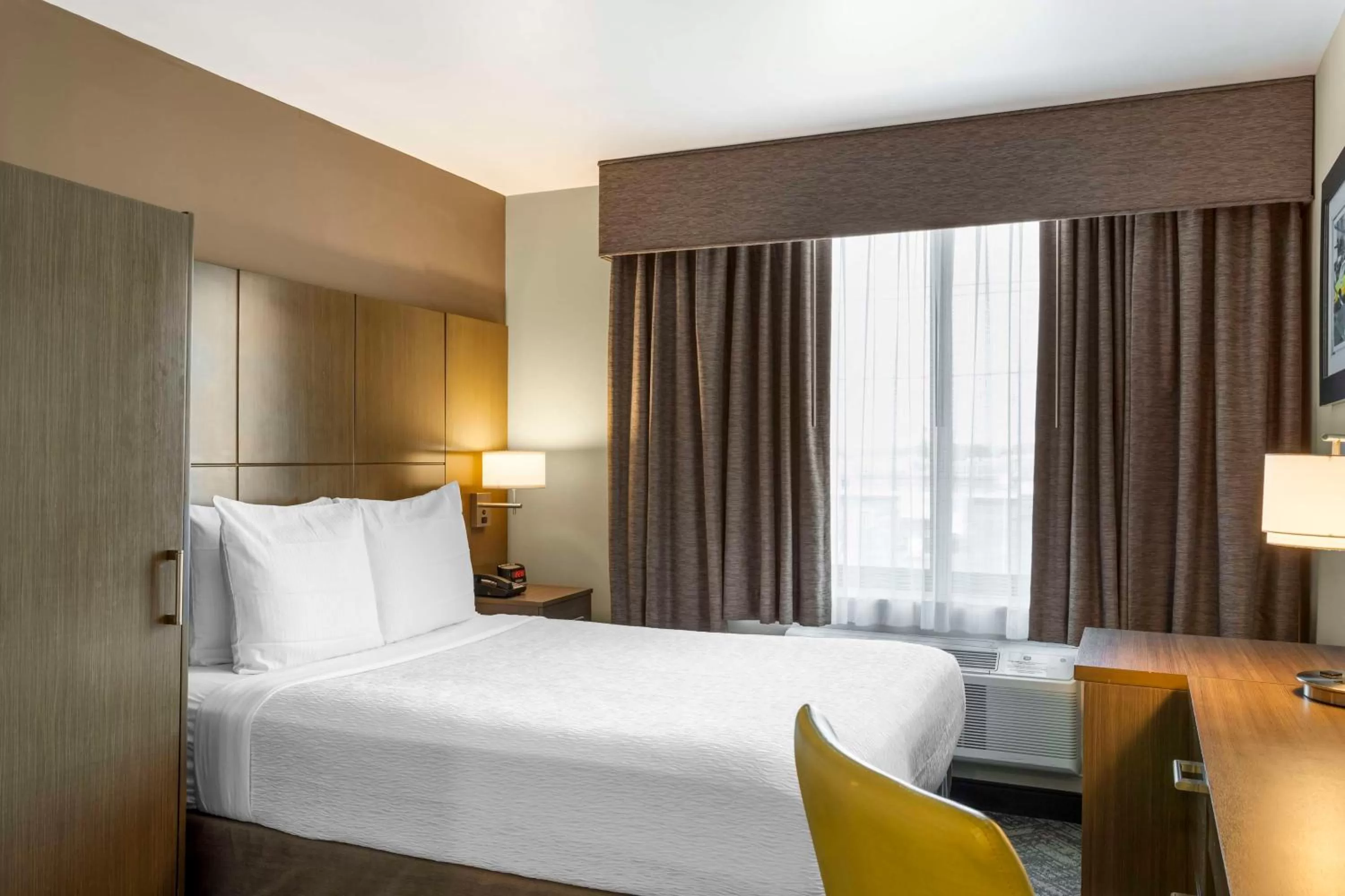 Bedroom, Bed in Best Western Brooklyn-Coney Island Inn