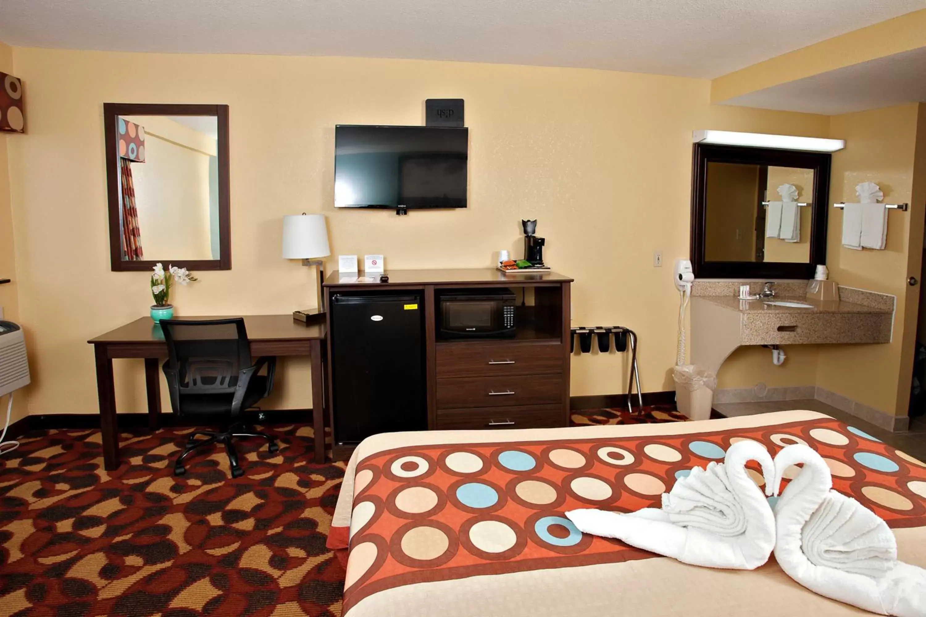 Communal lounge/ TV room, Bed in Super 8 by Wyndham Wichita Airport West Kellogg