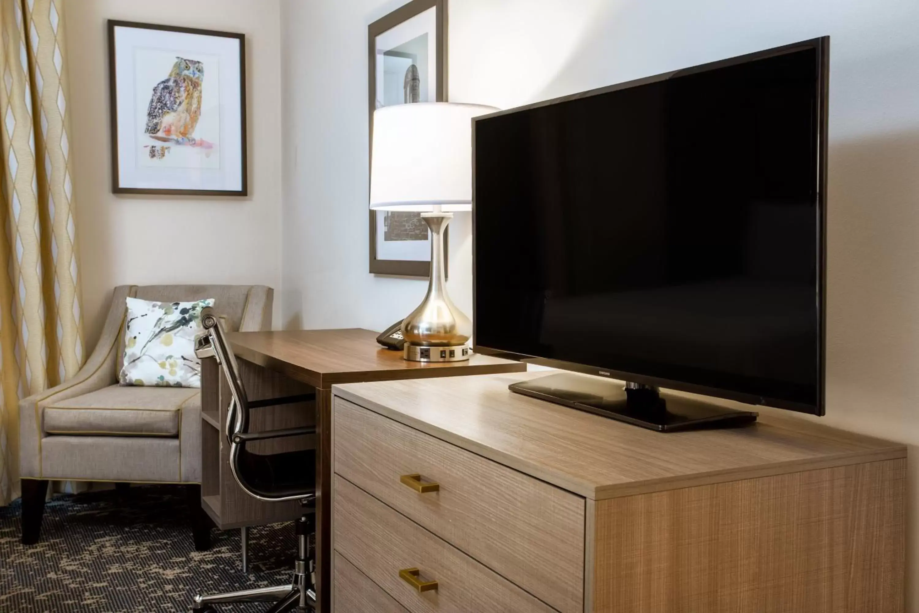 Bedroom, TV/Entertainment Center in voco St Augustine Historic Area, an IHG Hotel