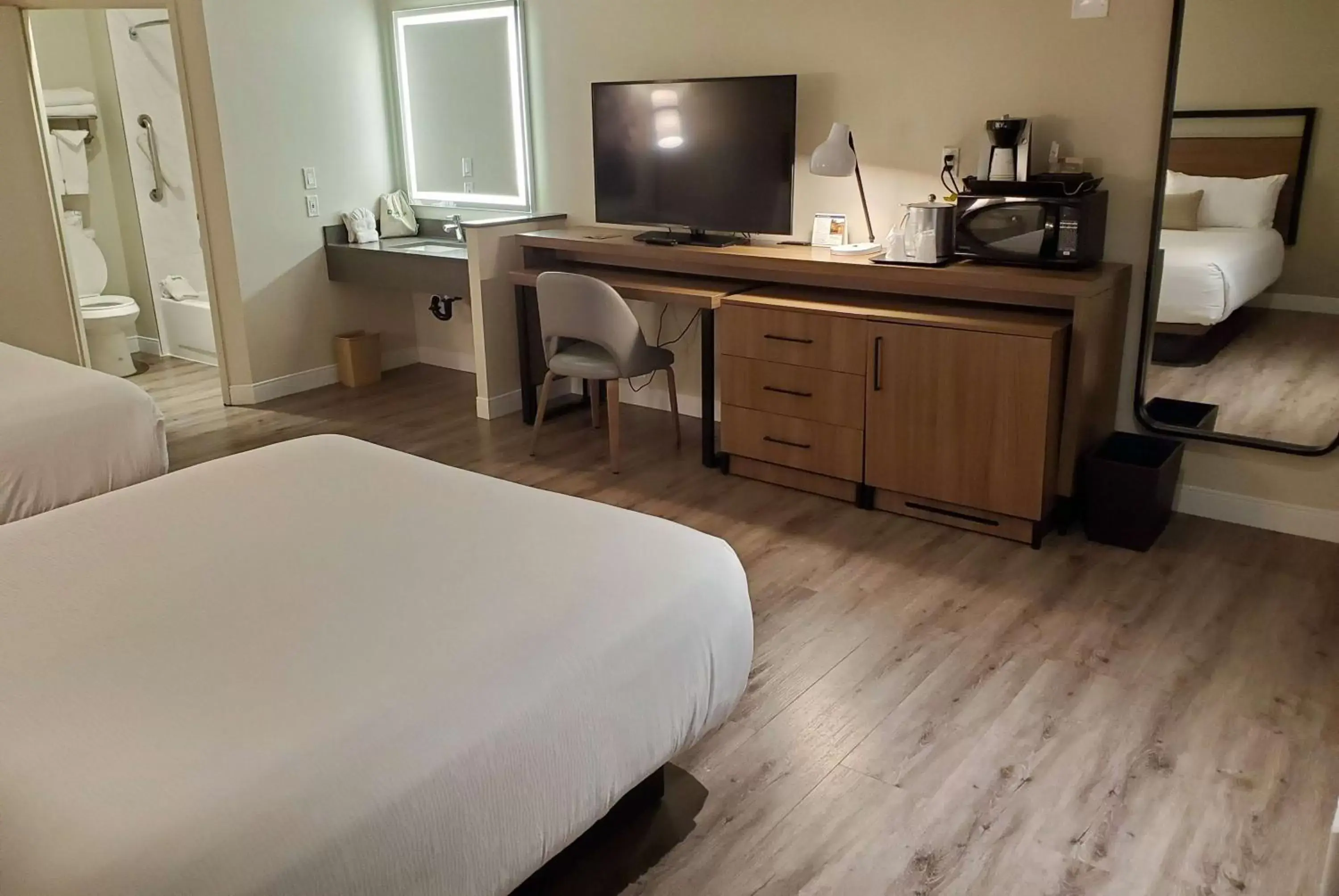 Photo of the whole room, Bed in Wyndham Garden San Diego
