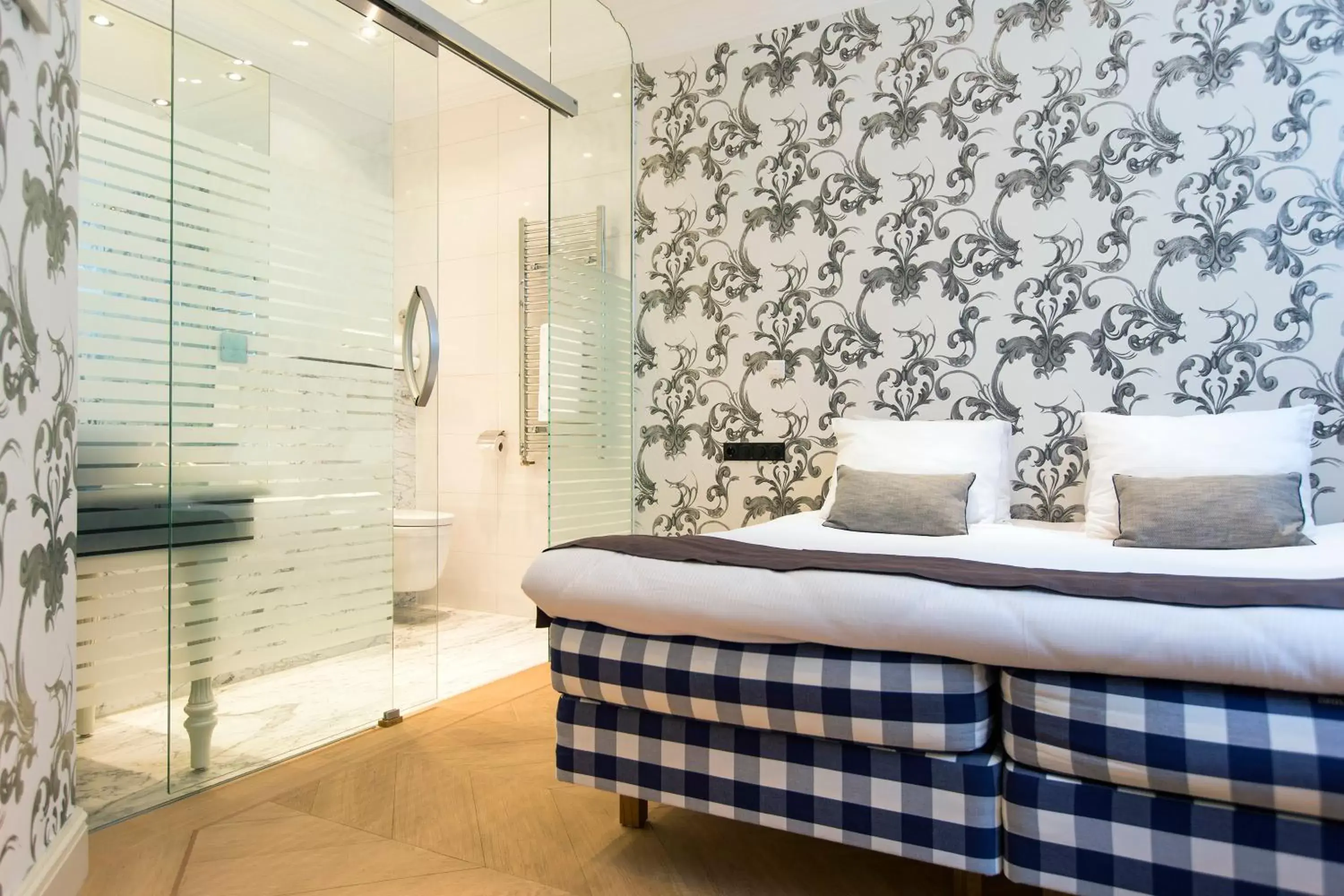 Bed, Bathroom in Amsterdam Canal Hotel