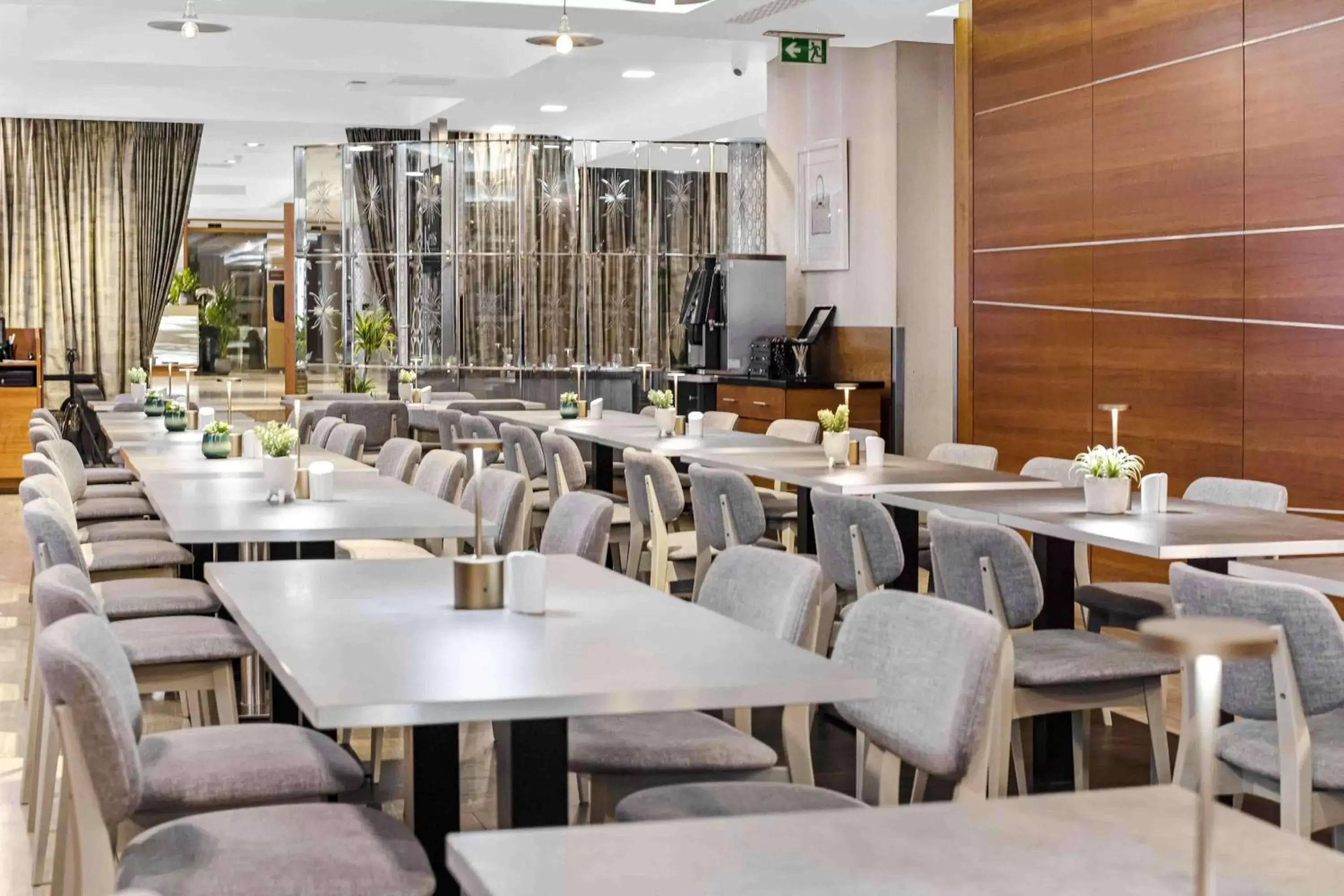 Lounge or bar, Restaurant/Places to Eat in Doubletree By Hilton London Kensington