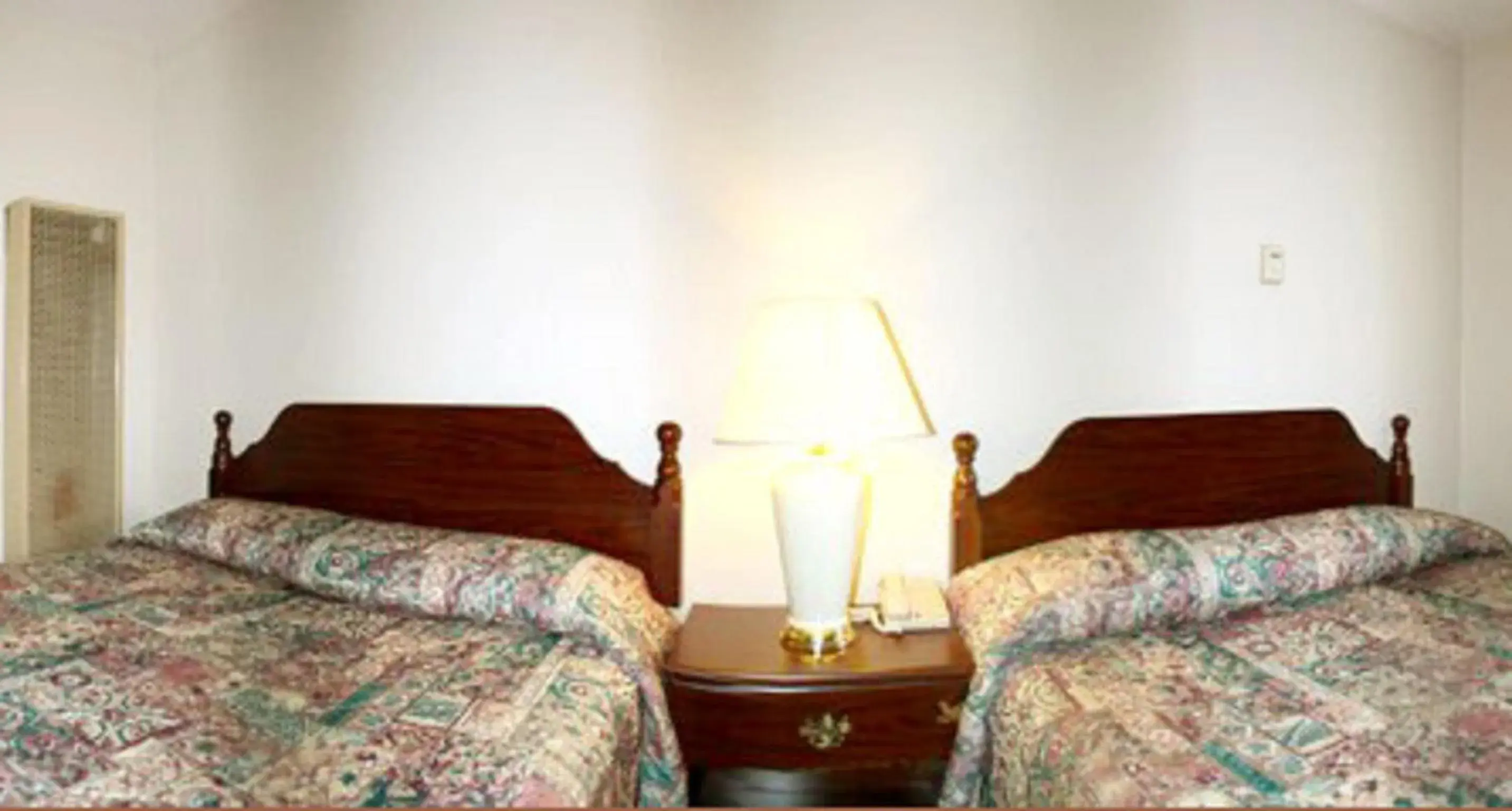 Bedroom, Bed in Sunset Inn and Suites West Sacramento Bedroom, Bed in Sunset Inn and Suites West Sacramento