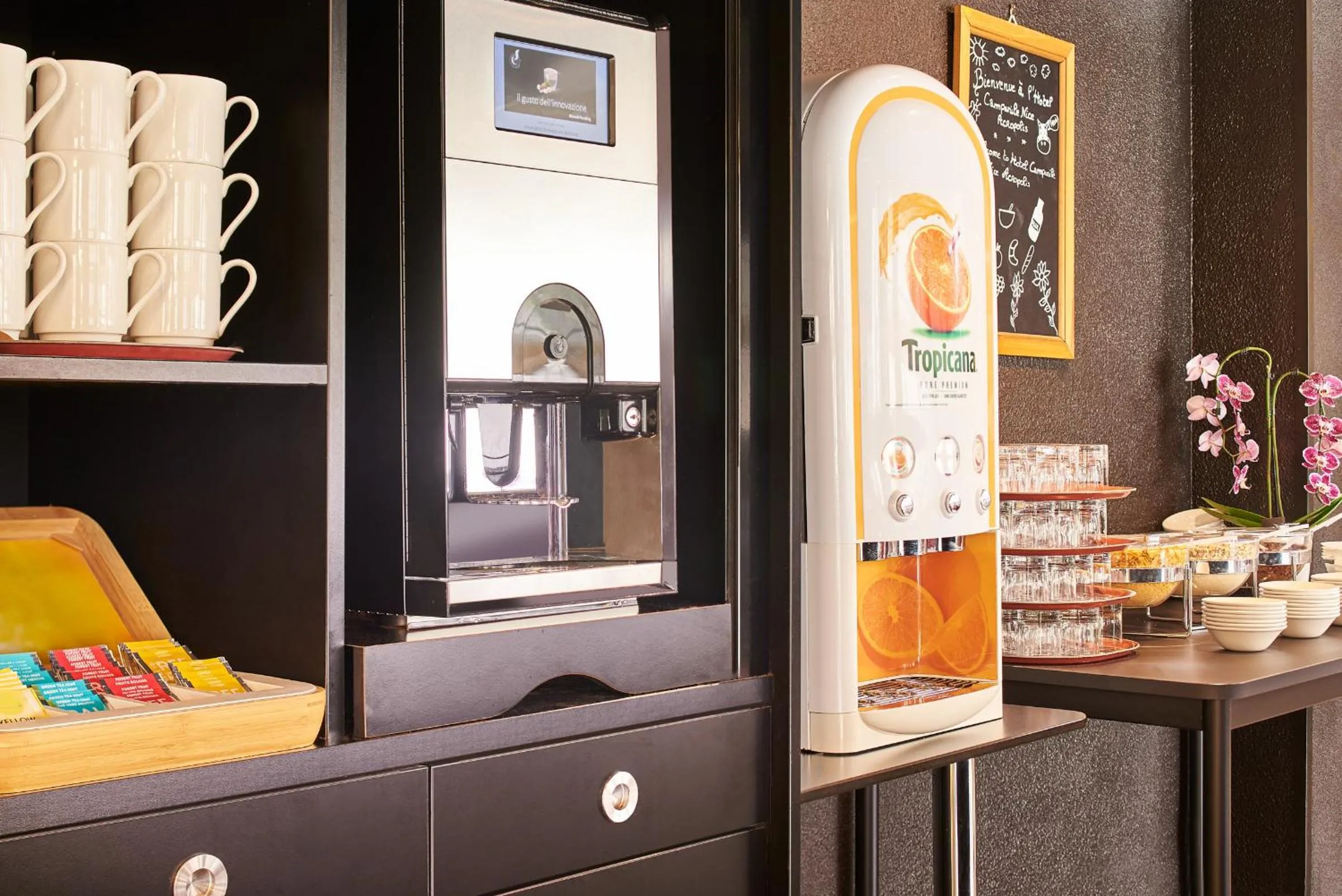 Food and drinks in Campanile Hotel Nice Centre Acropolis