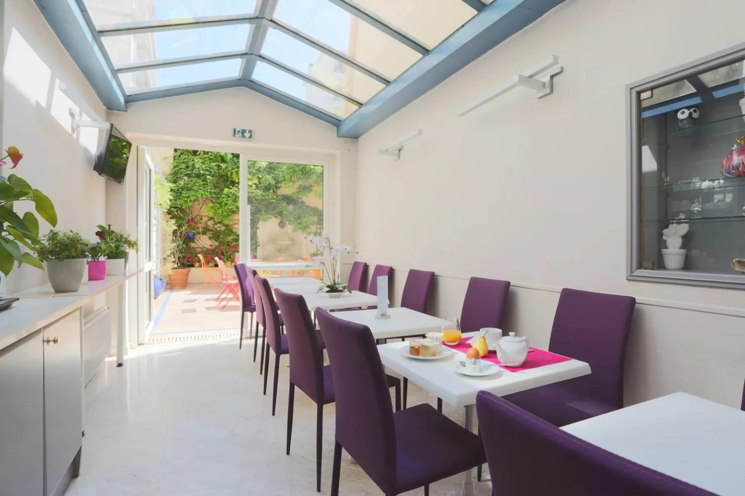 Patio in Hôtel de la Fontaine