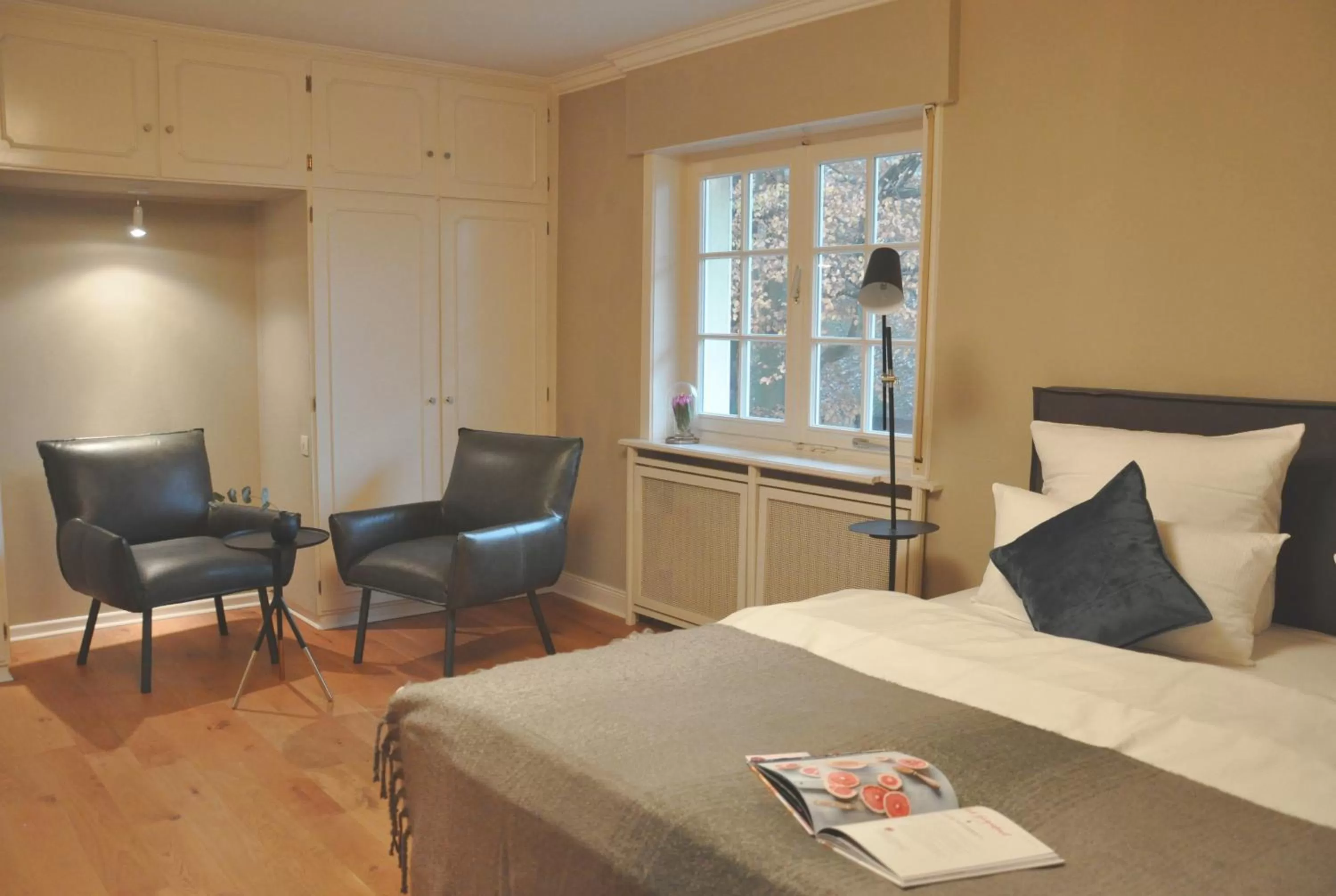 Seating area, Bed in Meinsbur Boutique Hotel