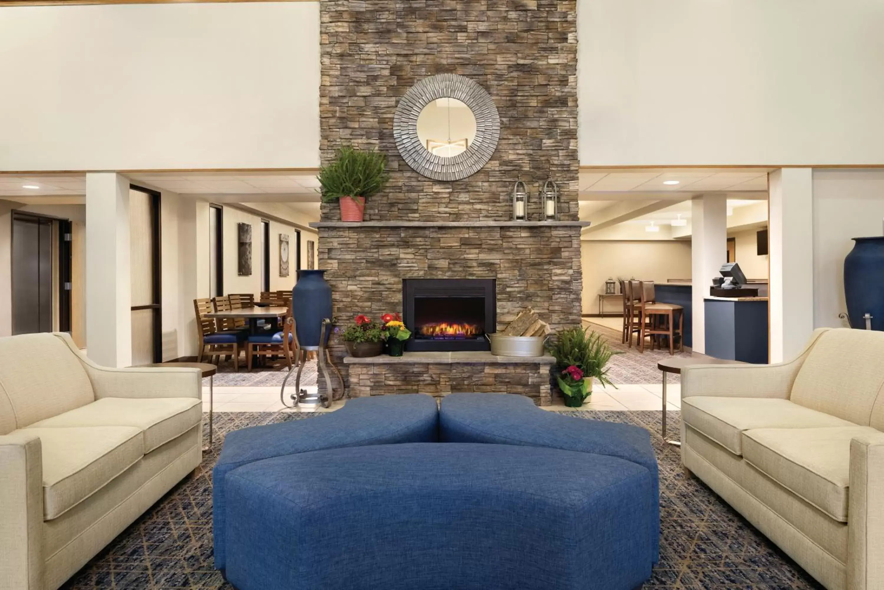 Lobby or reception, Seating Area in Radisson Hotel Ames Conference Center at ISU