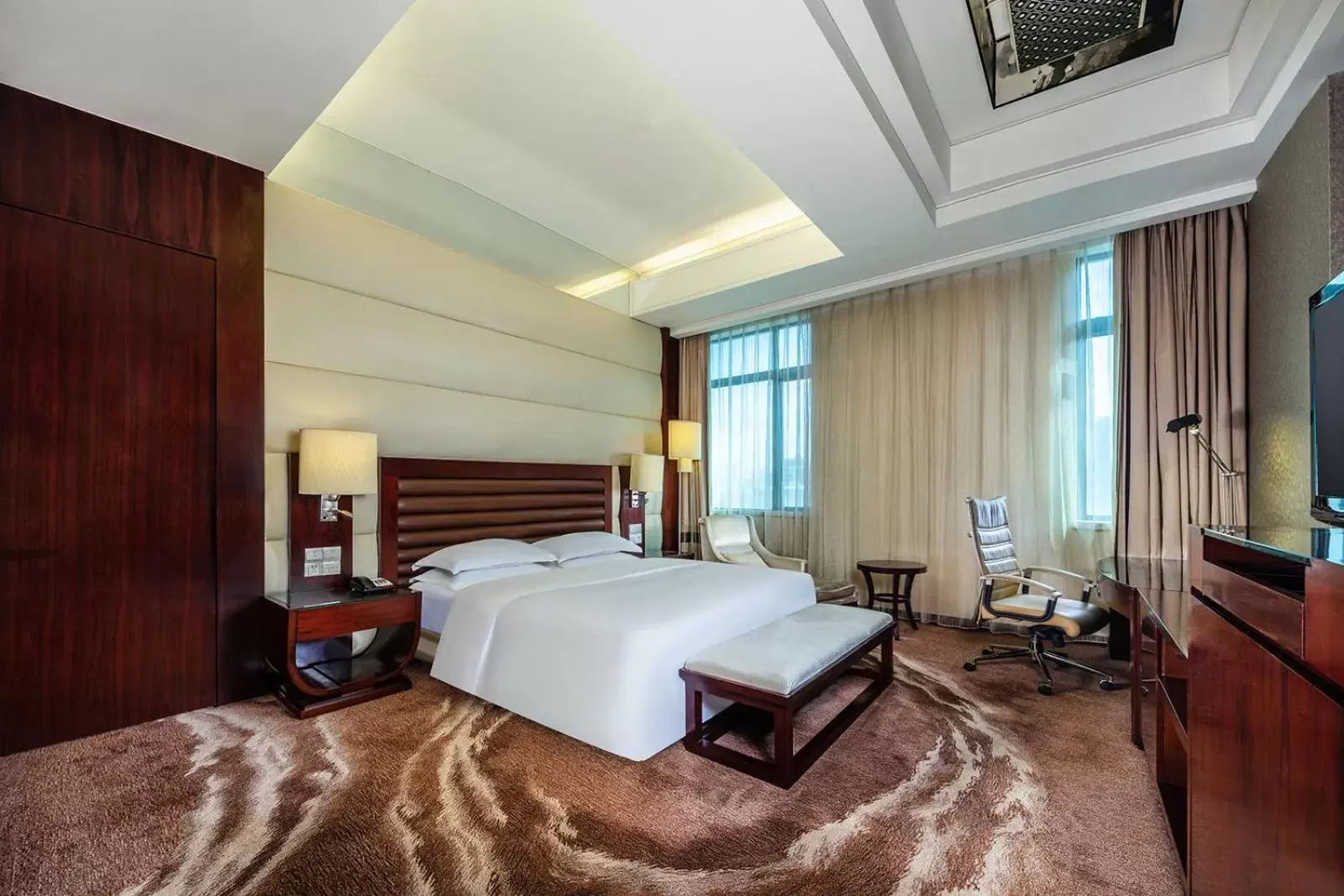 Photo of the whole room, Bed in Crowne Plaza Foshan, an IHG Hotel - Exclusive bus stations for HKSAR round-trips