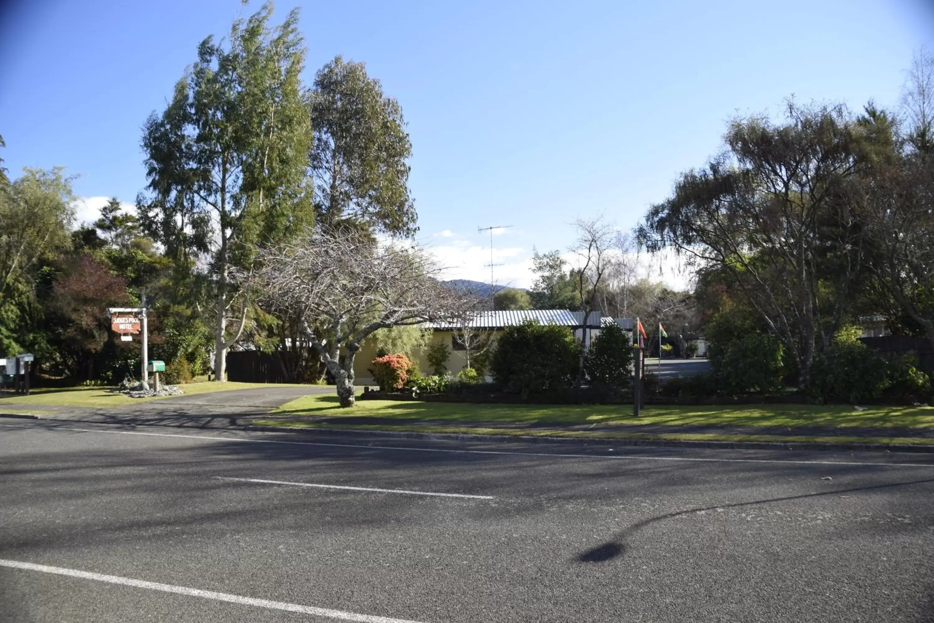 Facade/entrance, Garden in Judges Pool Motel Turangi