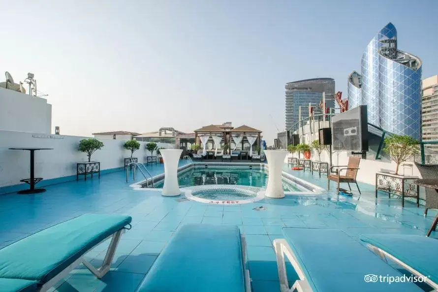 Swimming Pool in Regent Palace Hotel