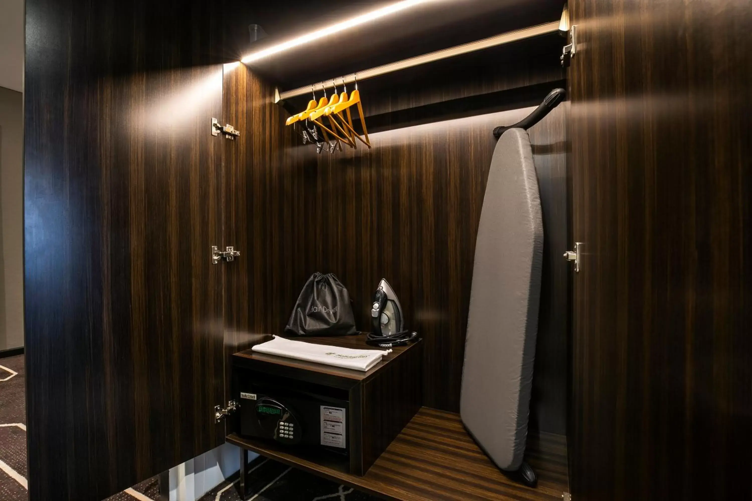 Bedroom in Crowne Plaza Sydney Airport by IHG Bedroom in Crowne Plaza Sydney Airport by IHG