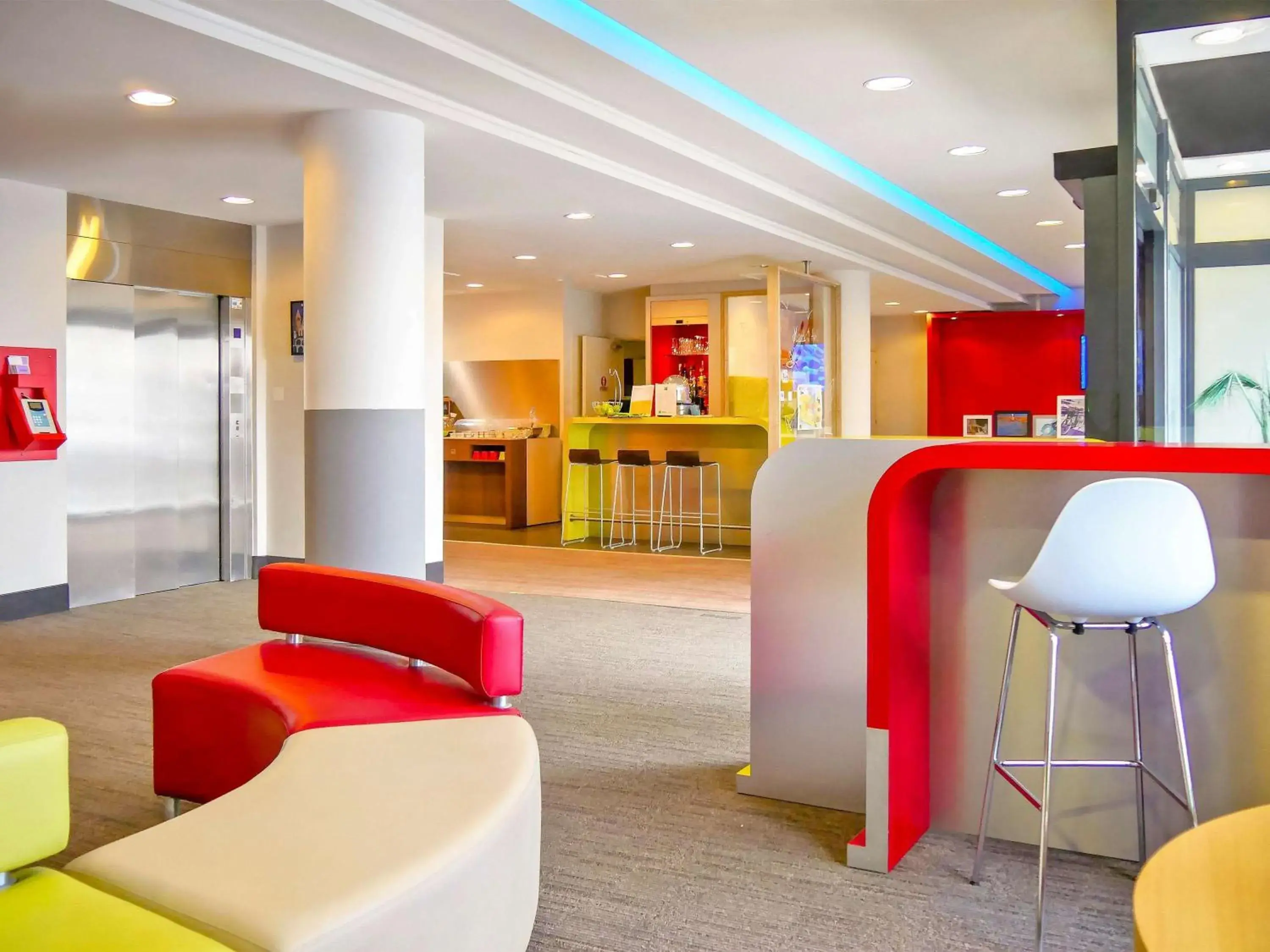 Property building, Lobby/Reception in ibis Styles Honfleur Centre Historique