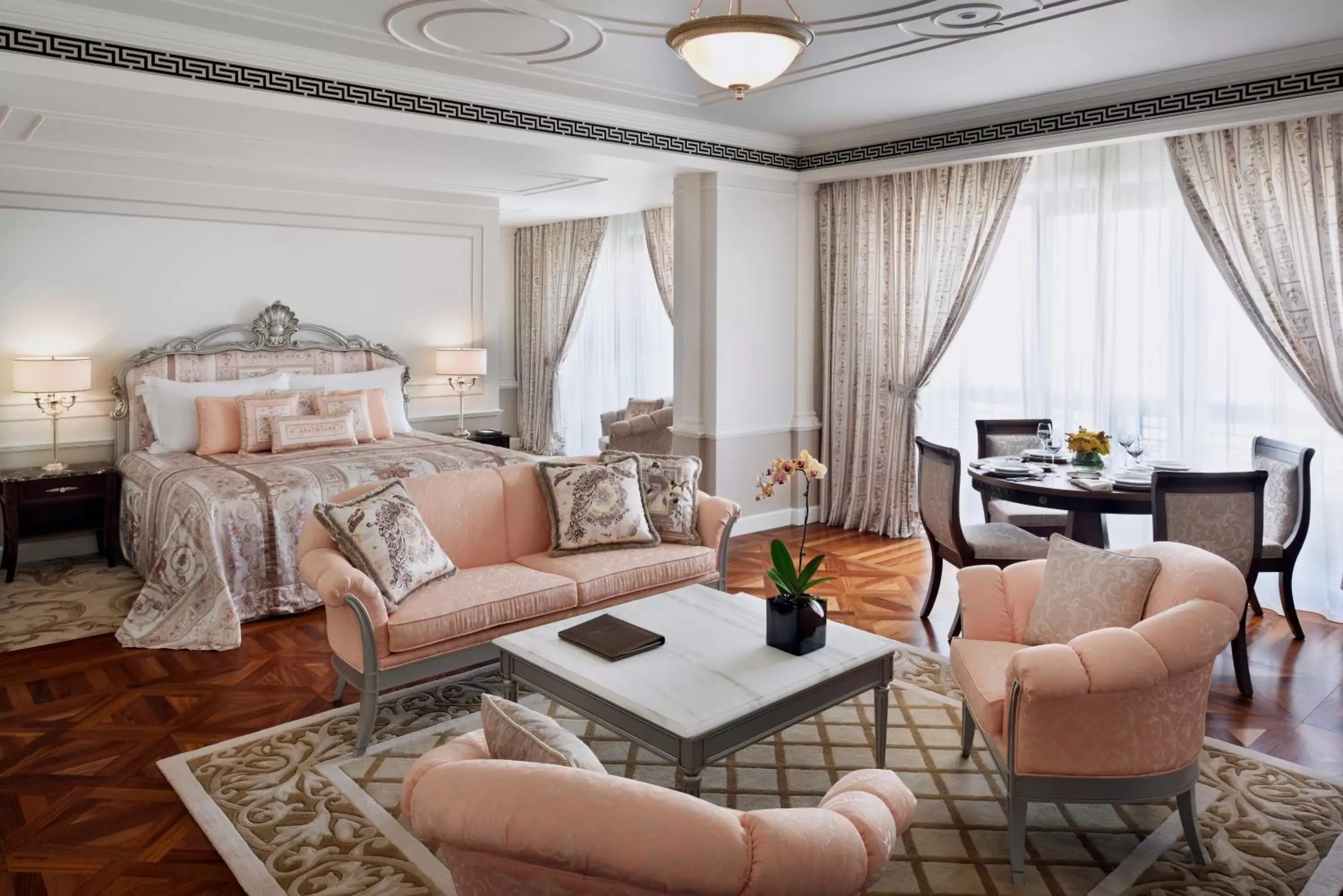Living room, Seating Area in Palazzo Versace Dubai