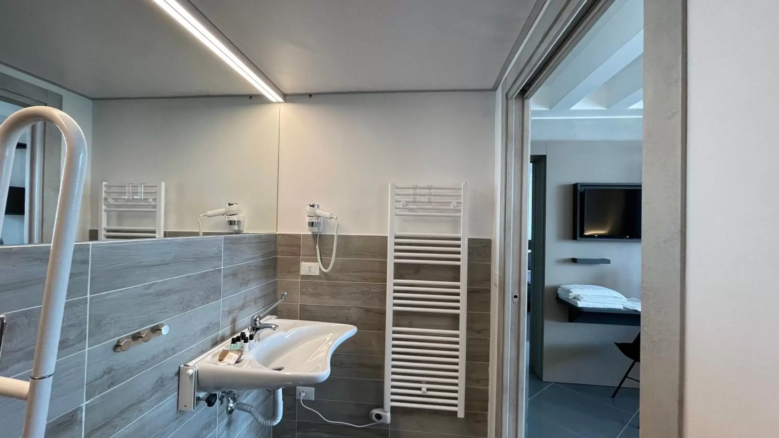 Facility for disabled guests, Bathroom in UpTown Urban Stay Lecce