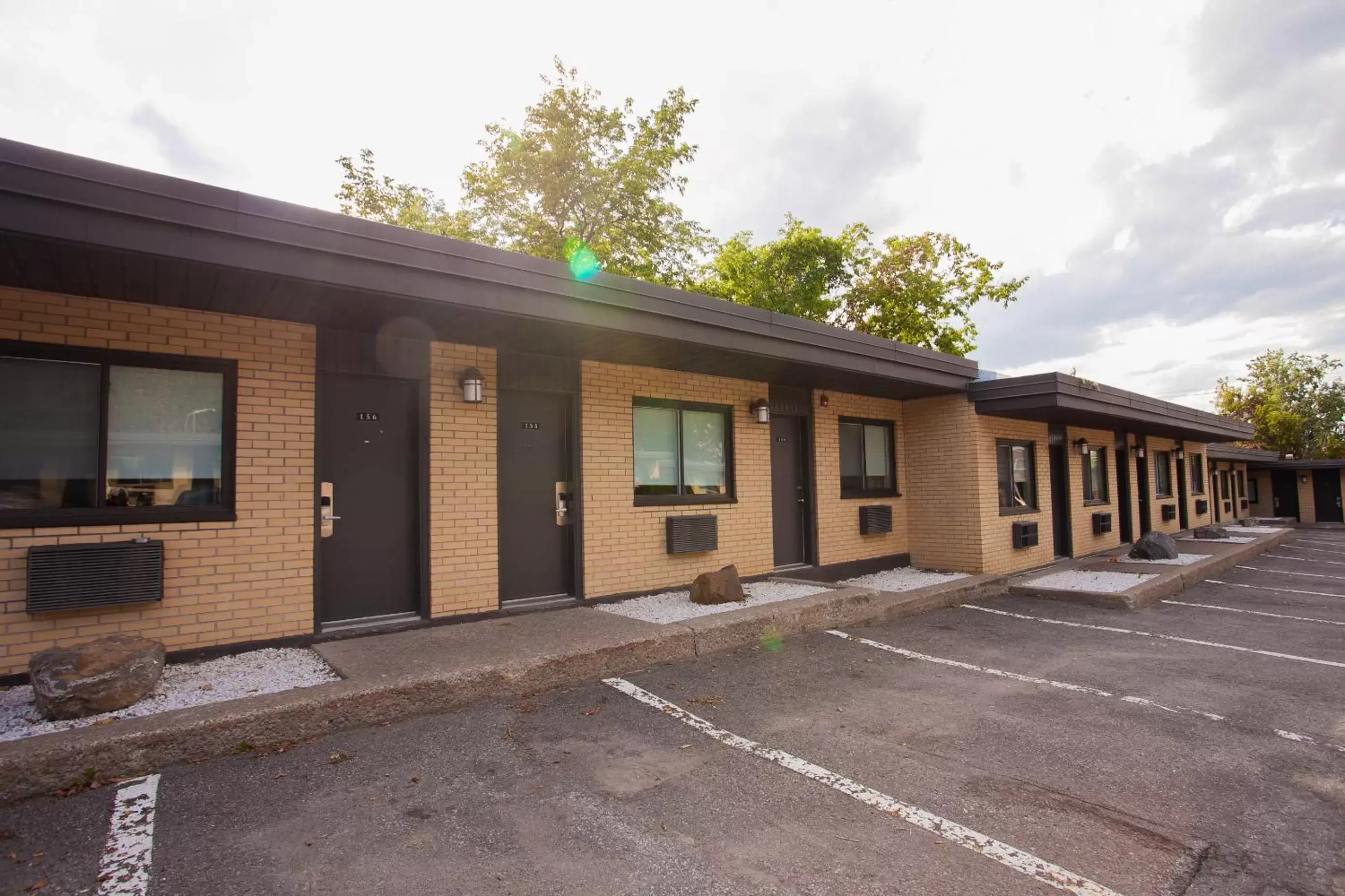 Property Building in Motel Newstar Laval