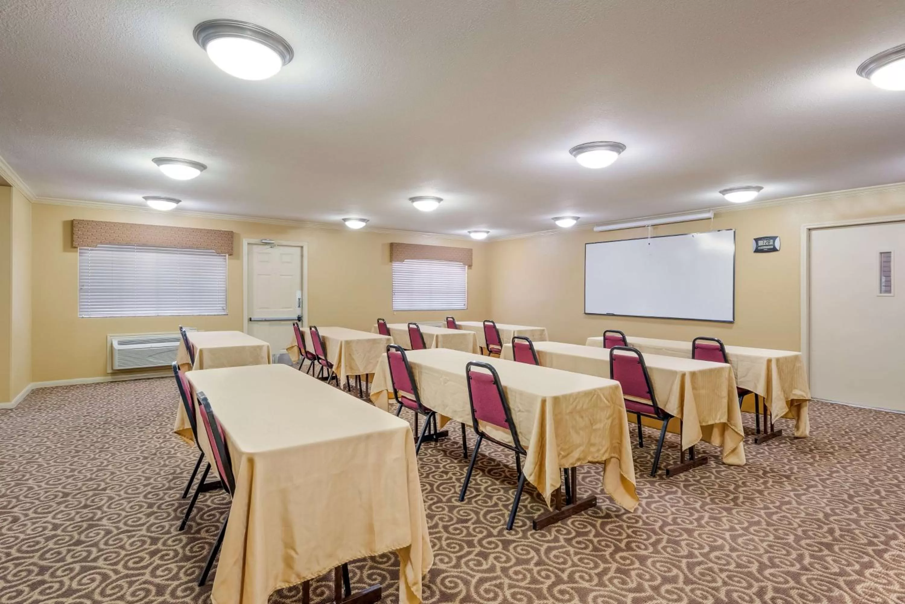 Meeting/conference room in SureStay Hotel by Best Western Deer Park
