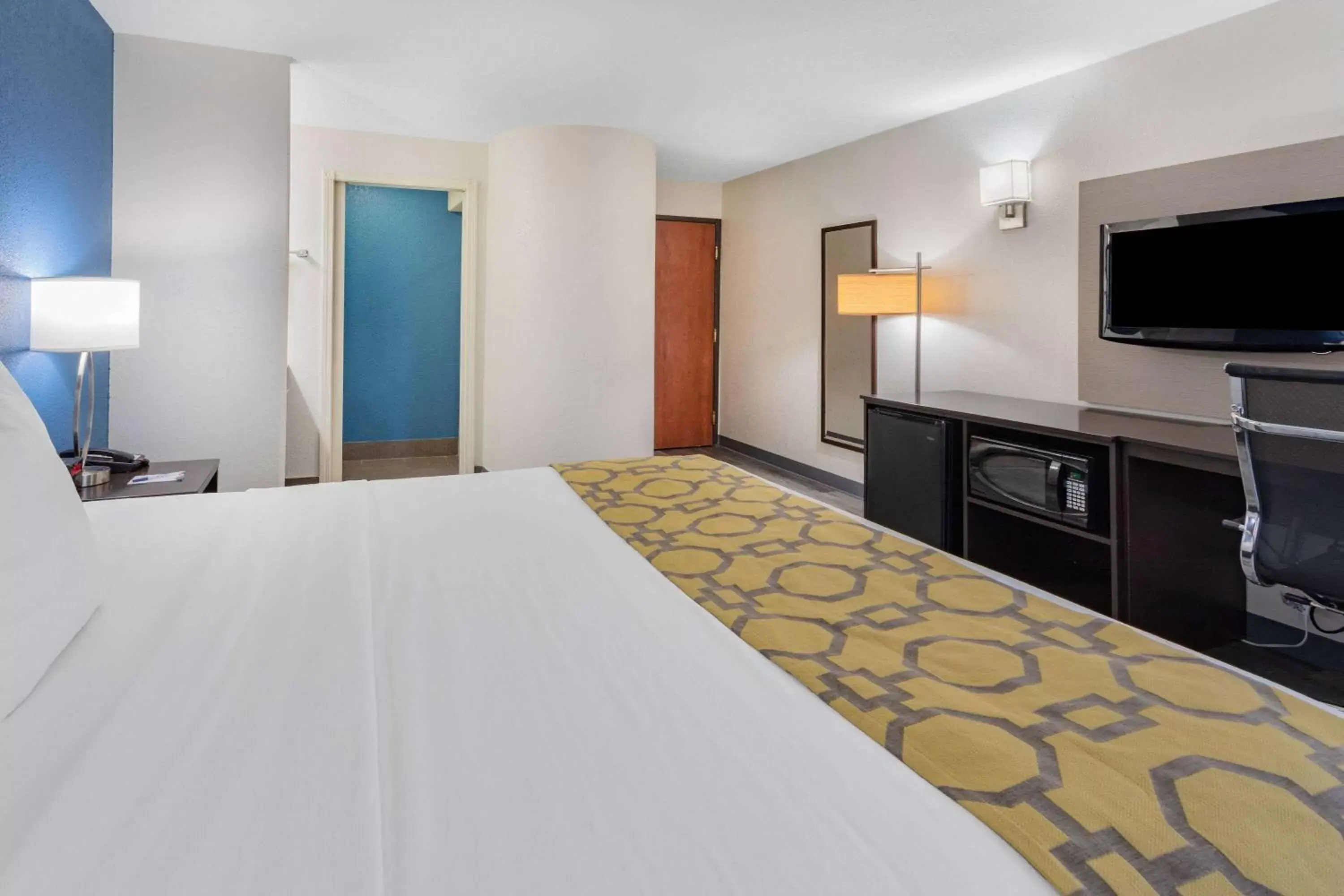 Photo of the whole room, Bed in Baymont by Wyndham Milan