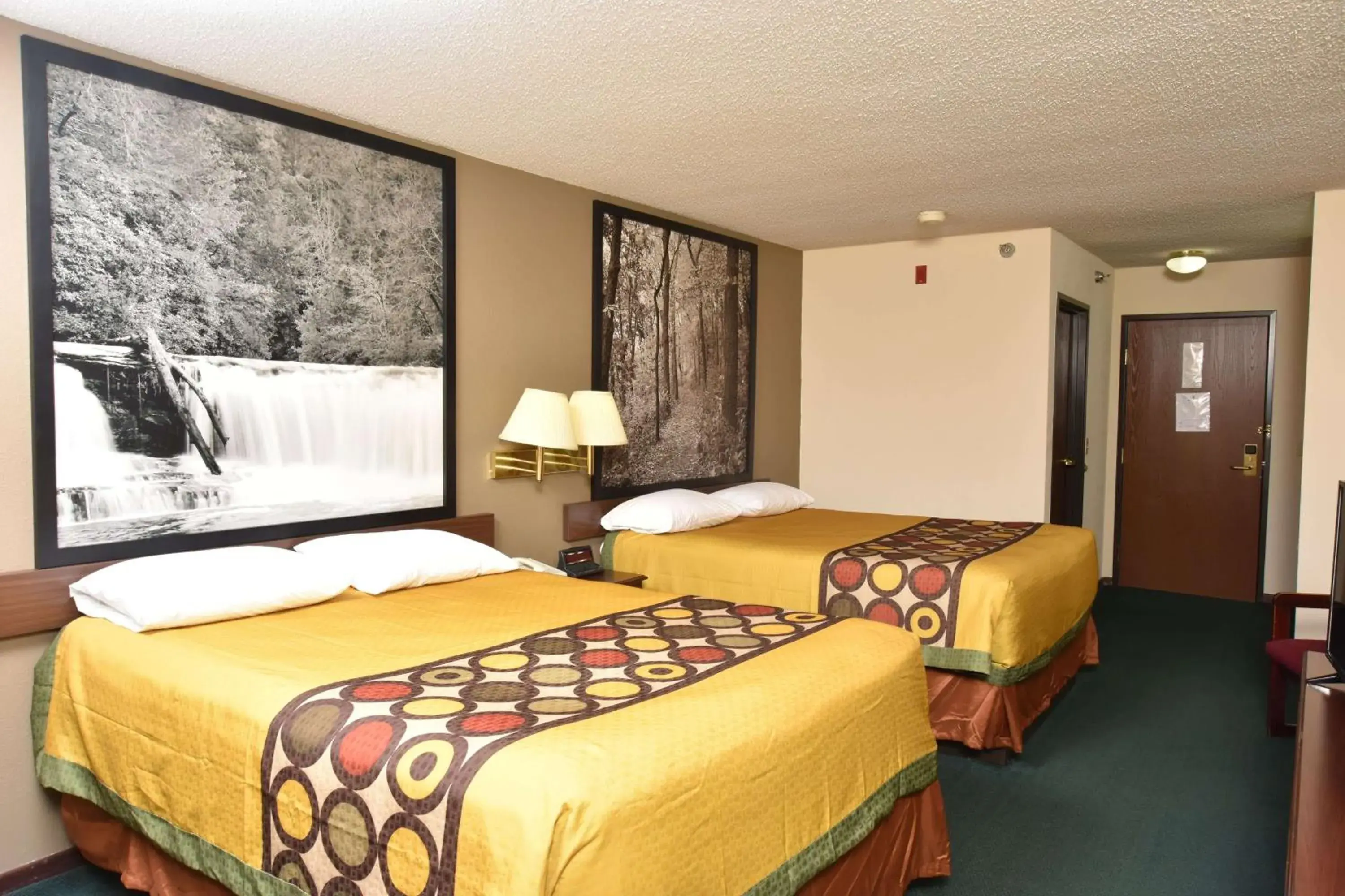 Photo of the whole room, Bed in Super 8 by Wyndham Springfield-Battlefield