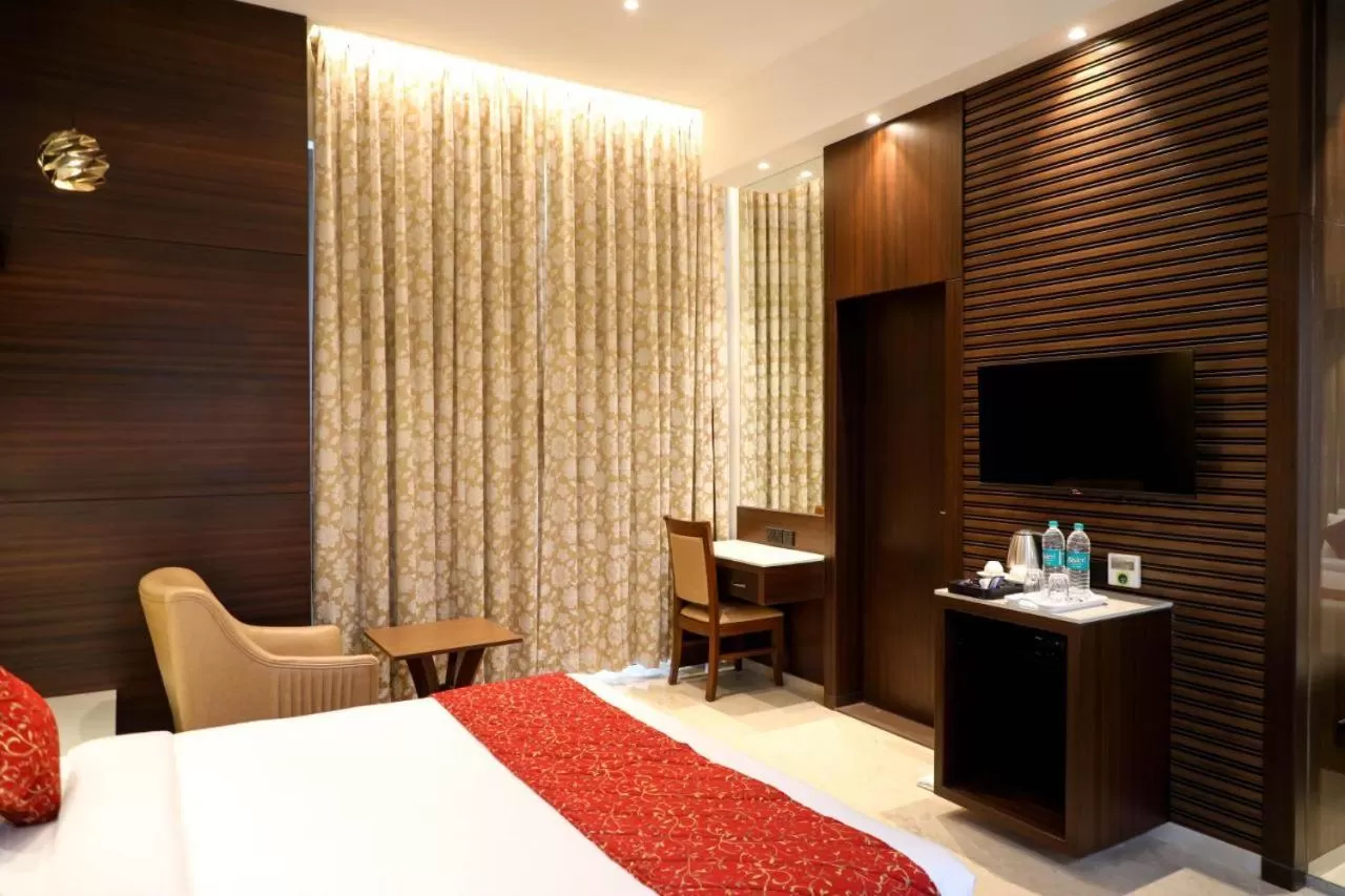 Bed, TV/Entertainment Center in Hotel Gurudev Grand