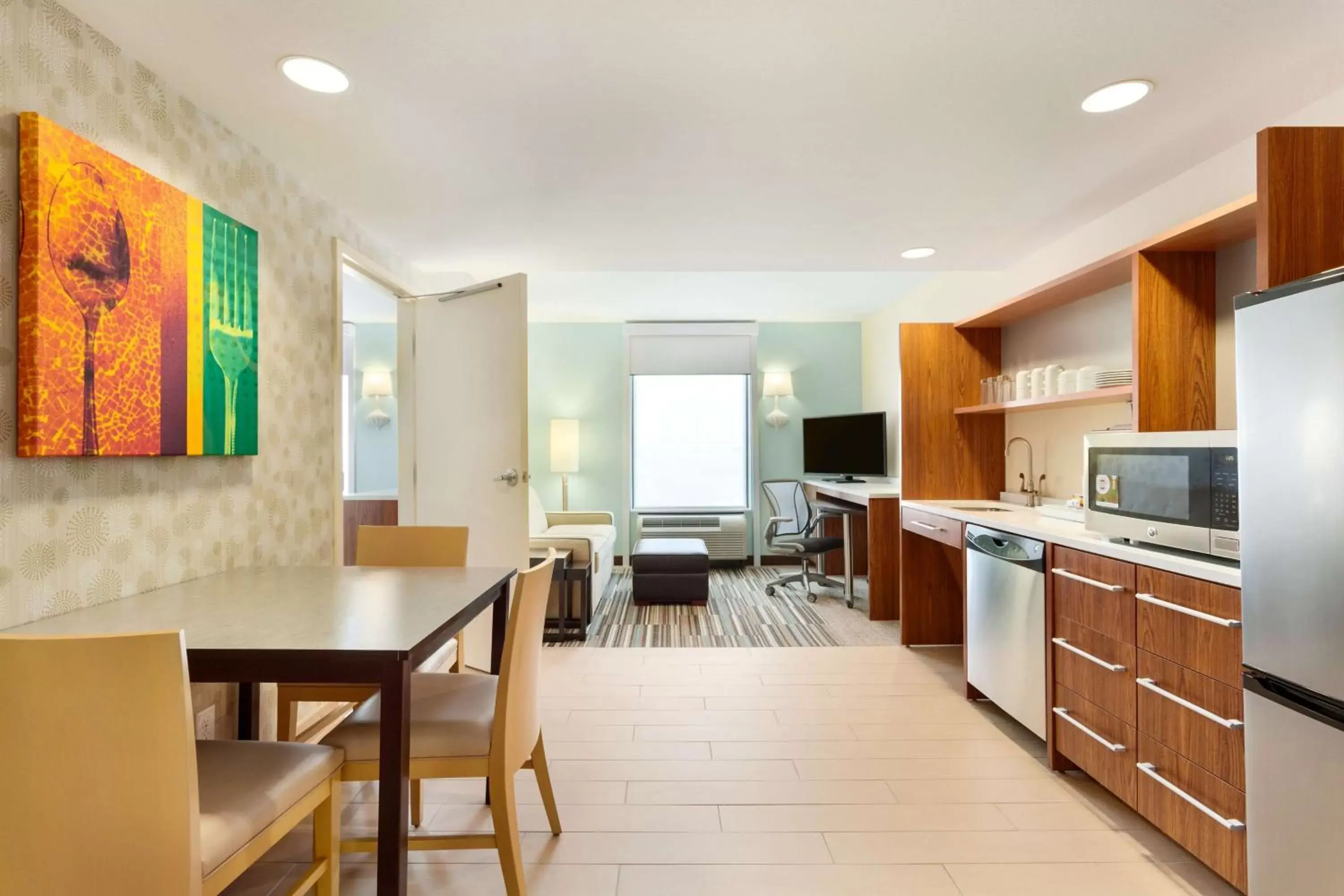 Bed, Kitchen/Kitchenette in Home2 Suites by Hilton Fargo