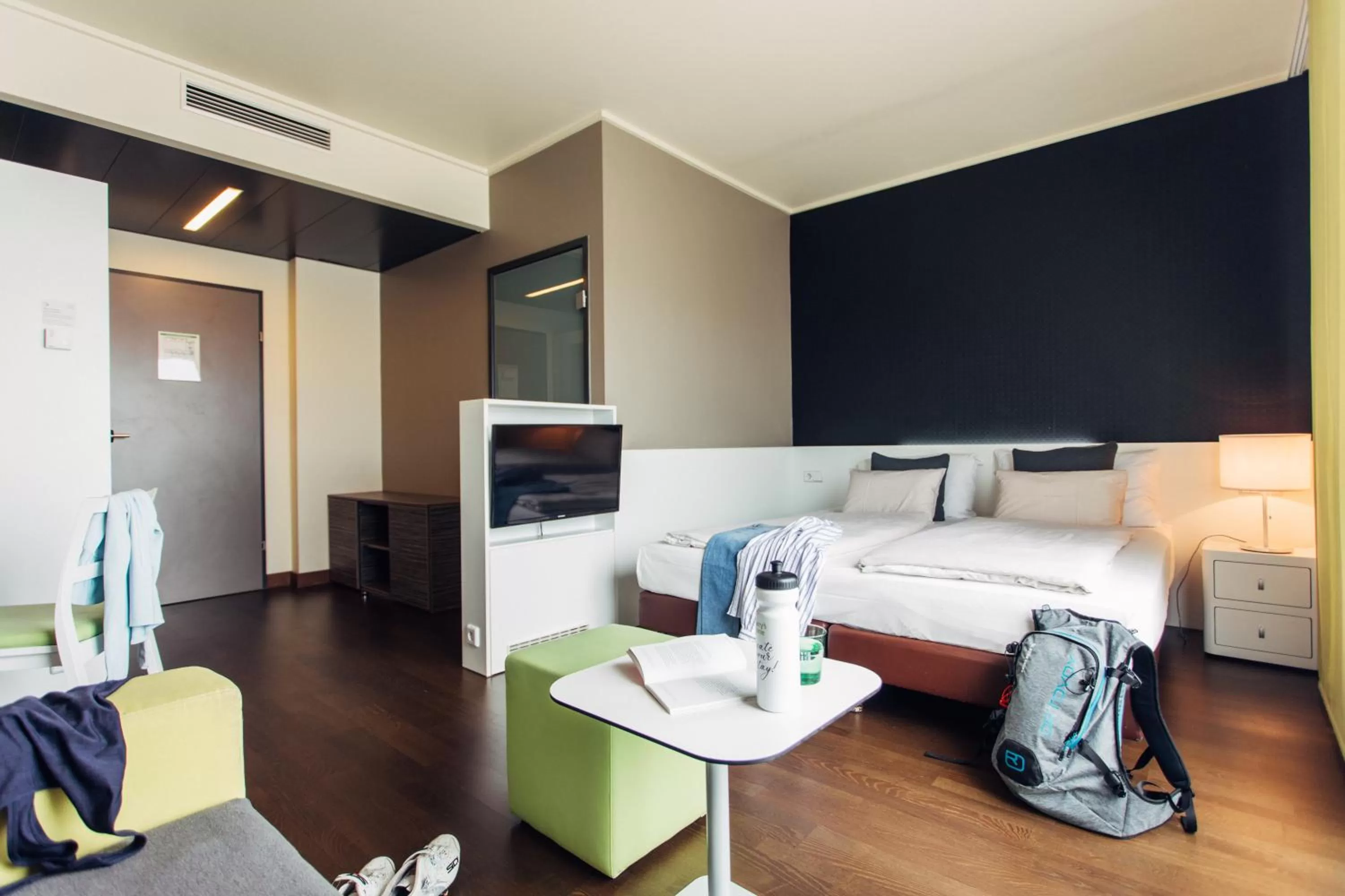 Photo of the whole room, Bed in harry's home Linz-Urfahr hotel & apartments