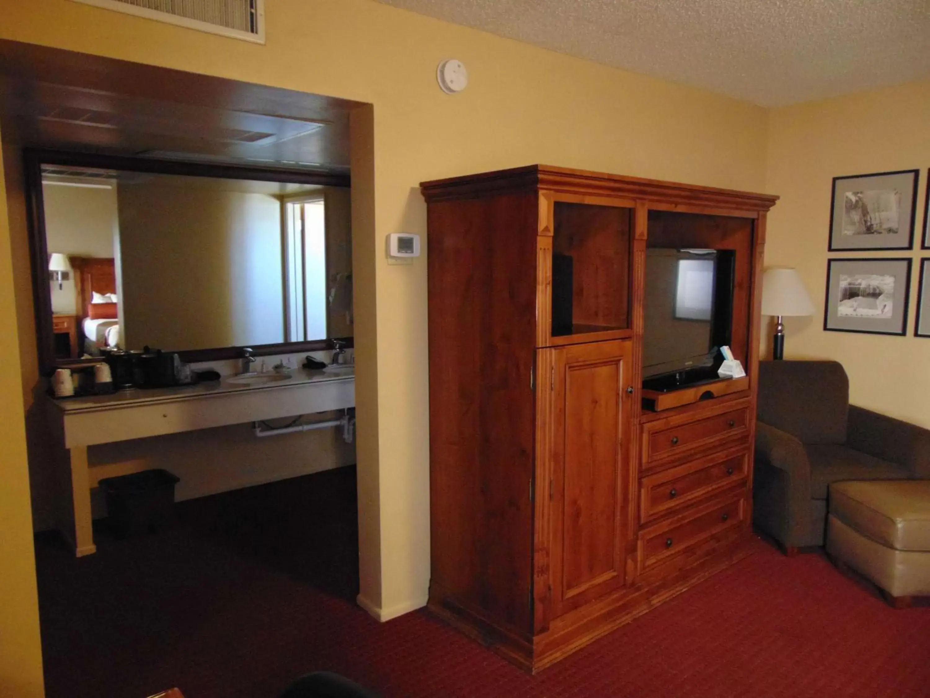 Photo of the whole room, TV/Entertainment Center in Best Western Plus King's Inn and Suites