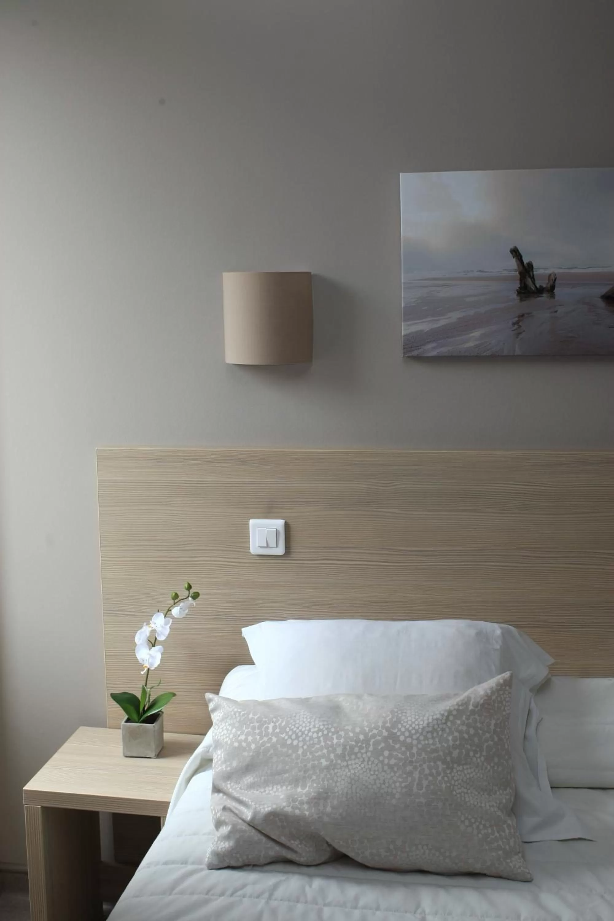 Decorative detail, Bed in Logis Hôtel Restaurant du Midi - Rodez Centre